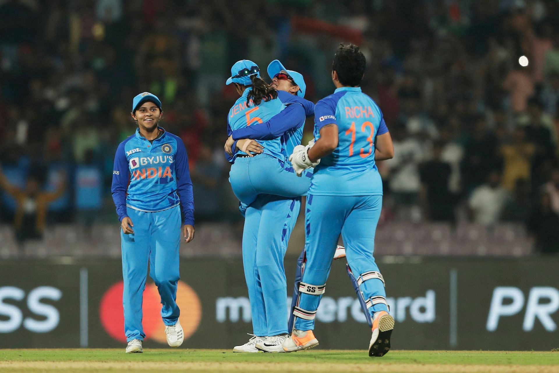 सुपर ओवर में टीम इंडिया ने जीत दर्ज की