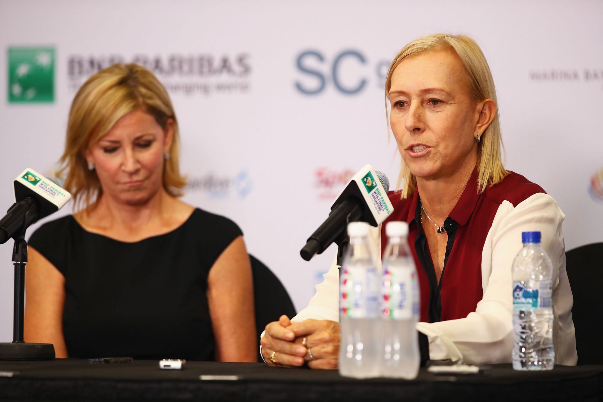 Martina Navratilova (desno) i Chris Evert na konferenciji za novinare na BNP Paribas WTA finalu: Singapur 2016.