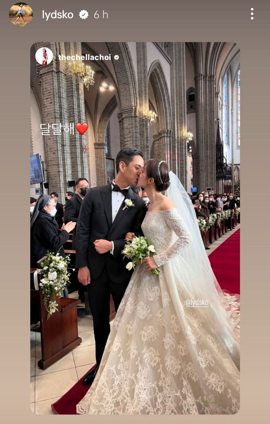 Lydia Ko and her husband Chung Jun share a kiss at their wedding (Image via Lydia Ko Instagram)