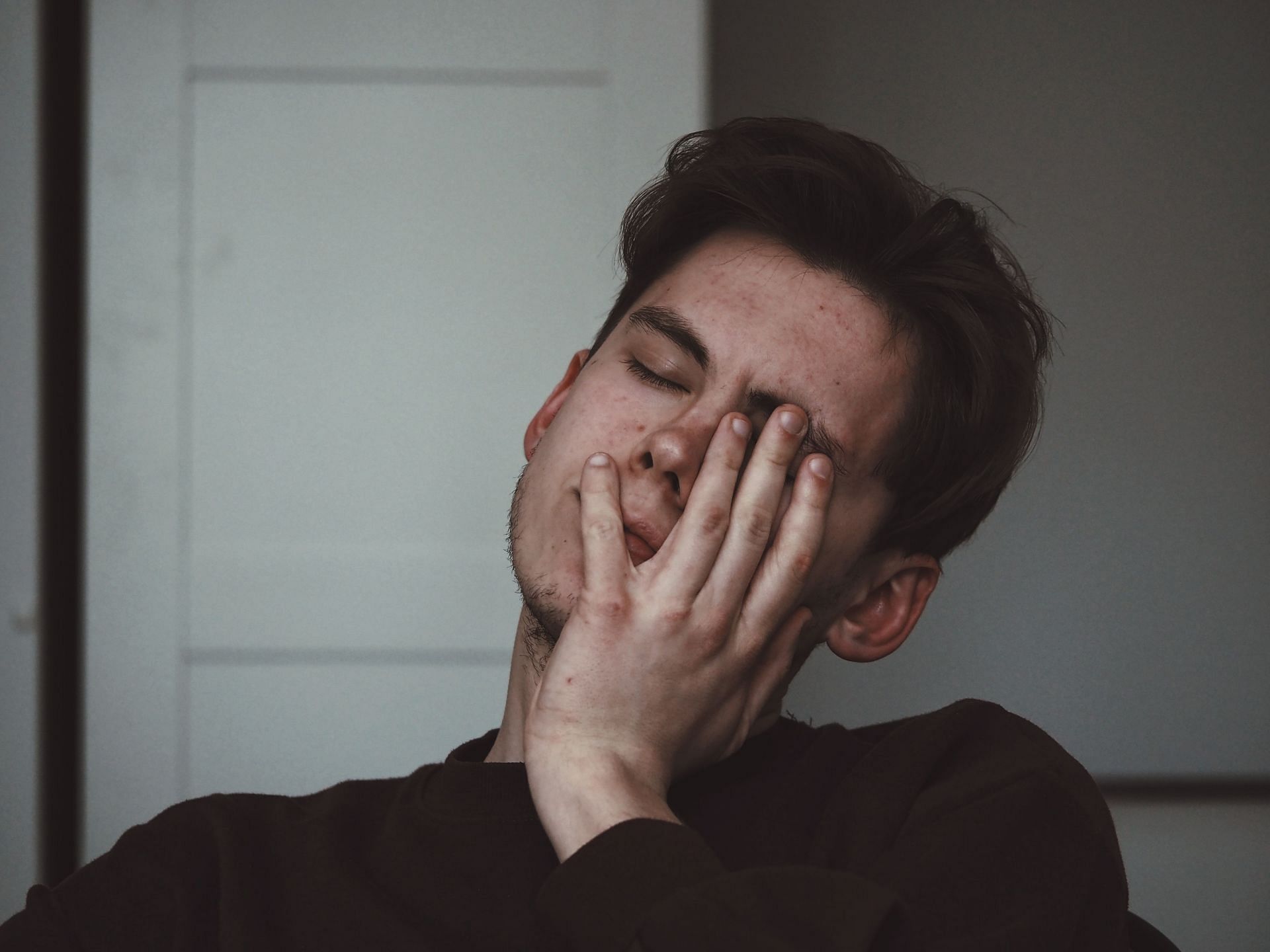 Tension headaches can occur occasionally, frequently, or intermittently, and the discomfort can linger for a week or up to 30 minutes. (Image via Unsplash/ Adrian Swancar)