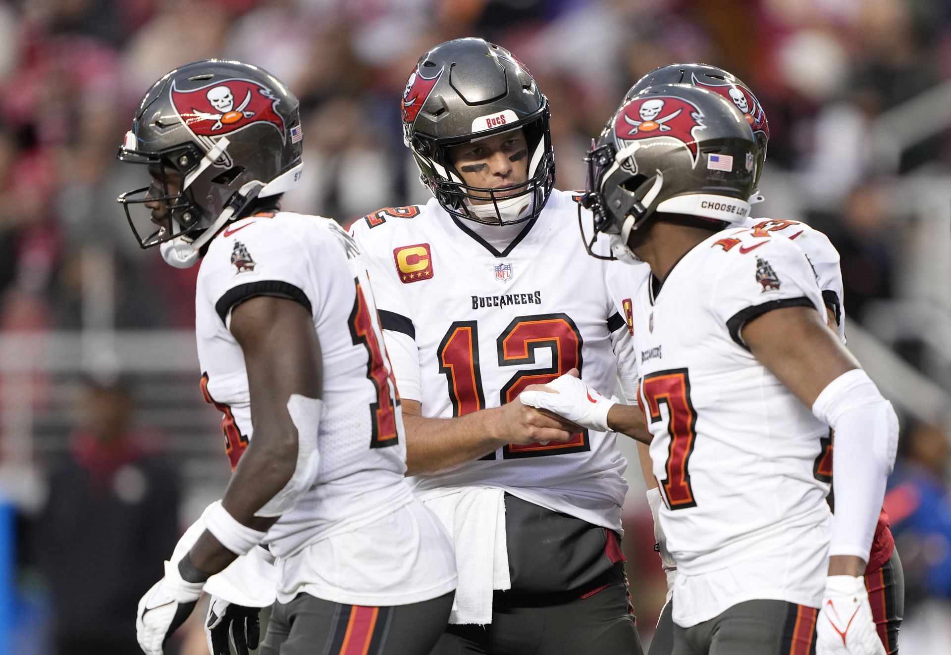 49ers Players Ask for Photos, Autograph With Tom Brady After Win Over Bucs