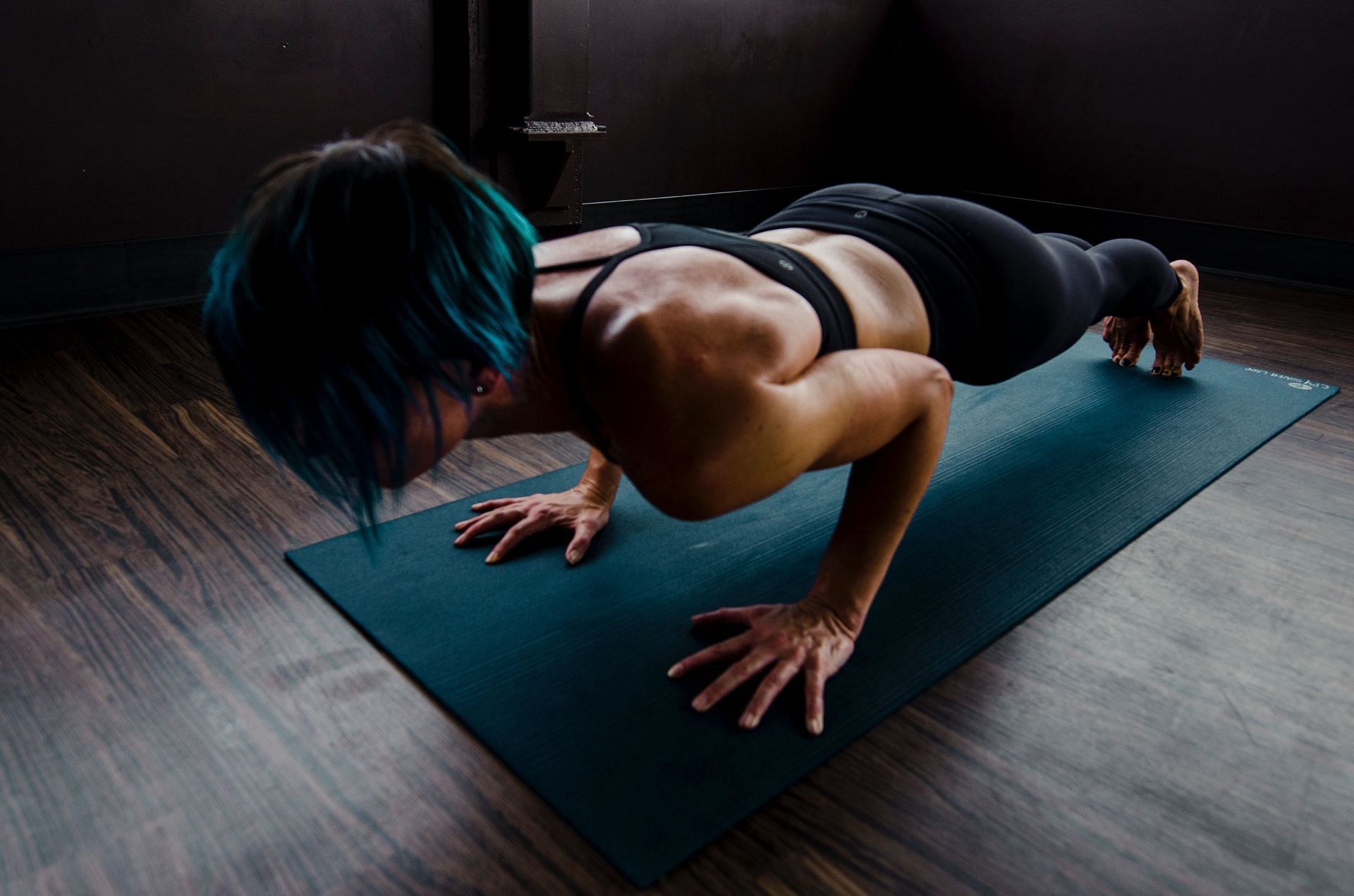 Push-ups can tone the triceps (Image via Pexels@Karl Solano)