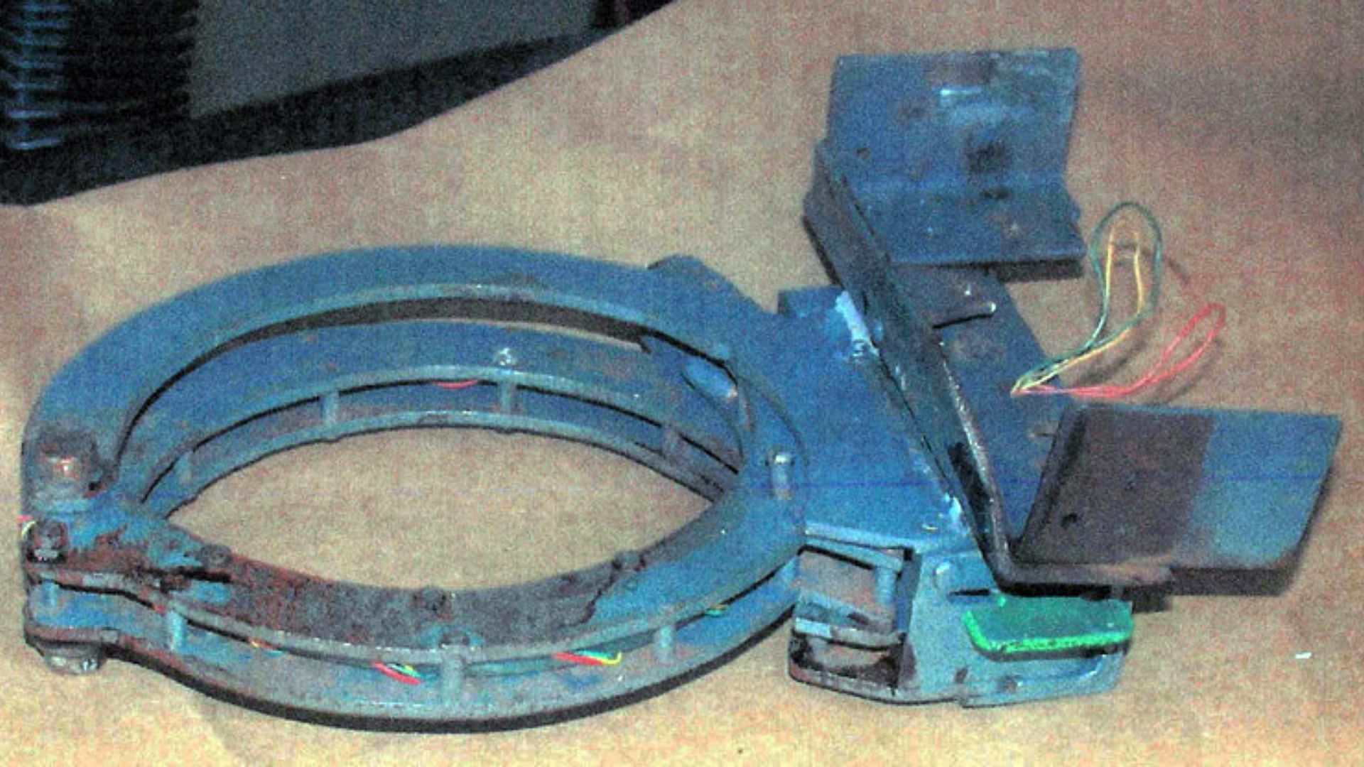 A glimpse of the triple-banded metal collar that was locked around Brian Wells&#039;s neck (Image Via Wikipedia)