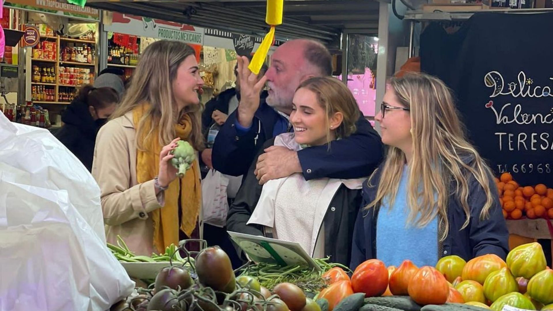 Jos&eacute; and his kids from Jos&eacute; Andr&eacute;s and Family in Spain (Image via Instagram/@chefjoseandres)