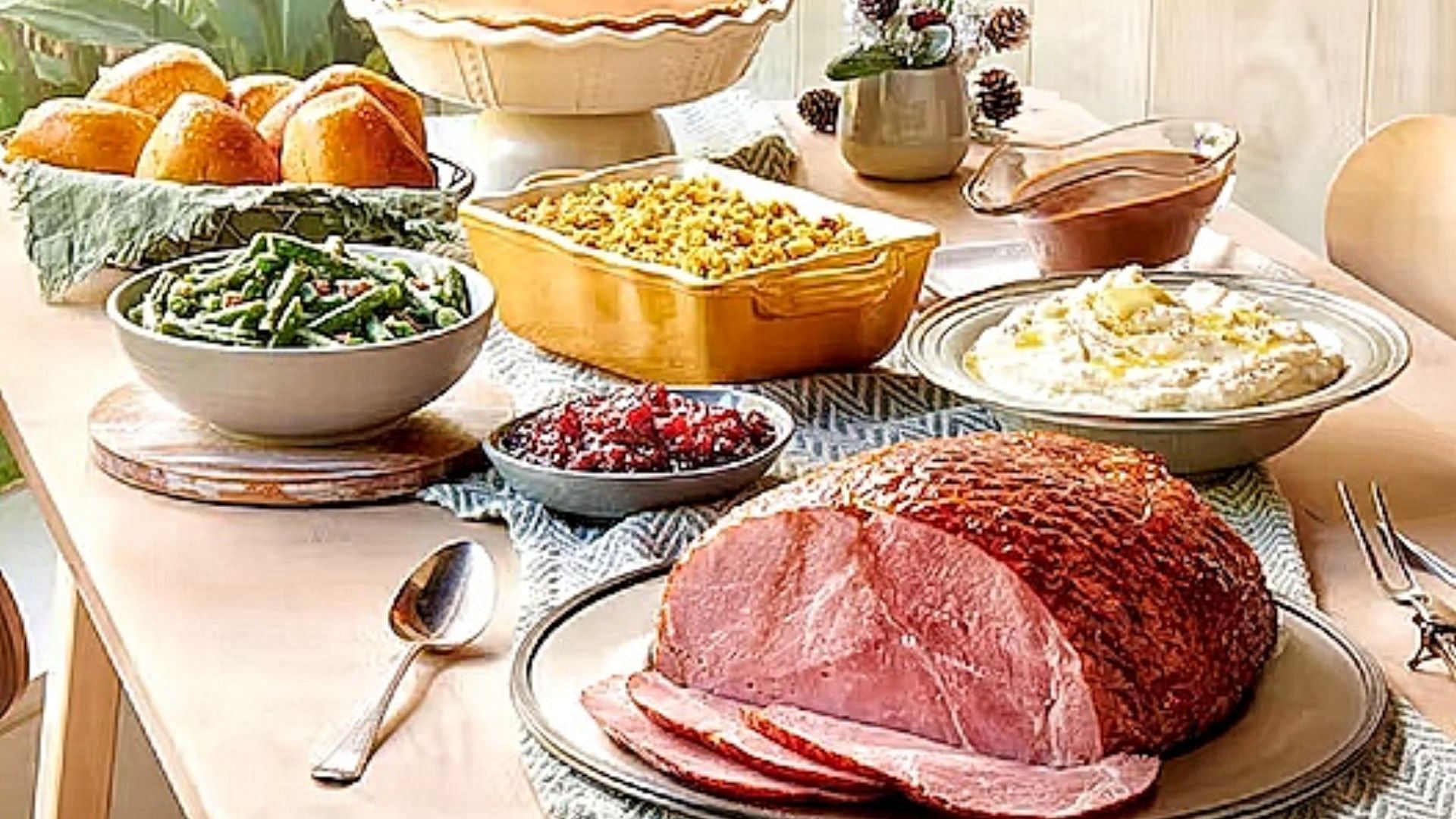 Holiday Glazed Ham Meal (Image via Golden Corral)