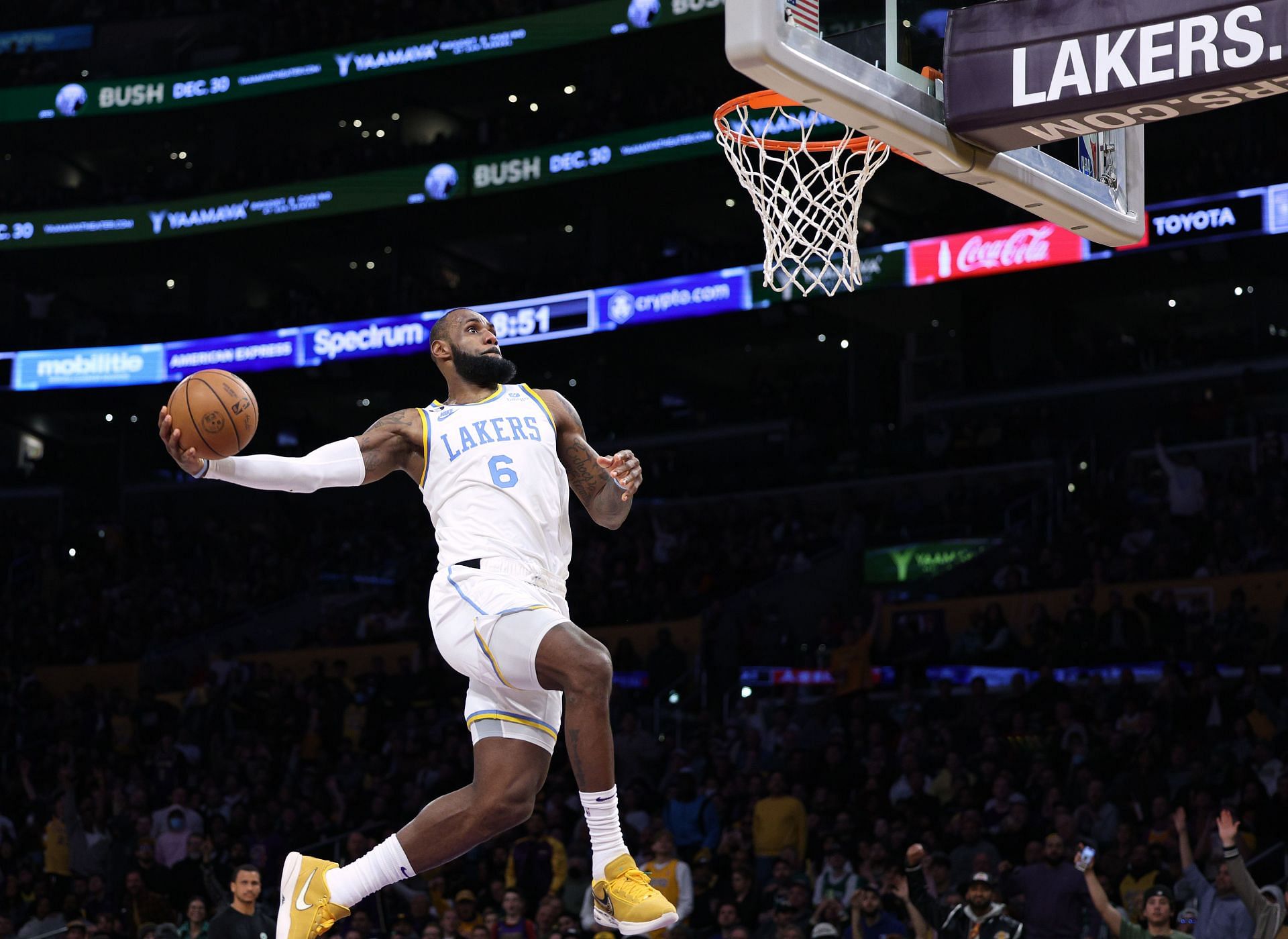 LeBron James delivers hammer dunk in Los Angeles Lakers loss to