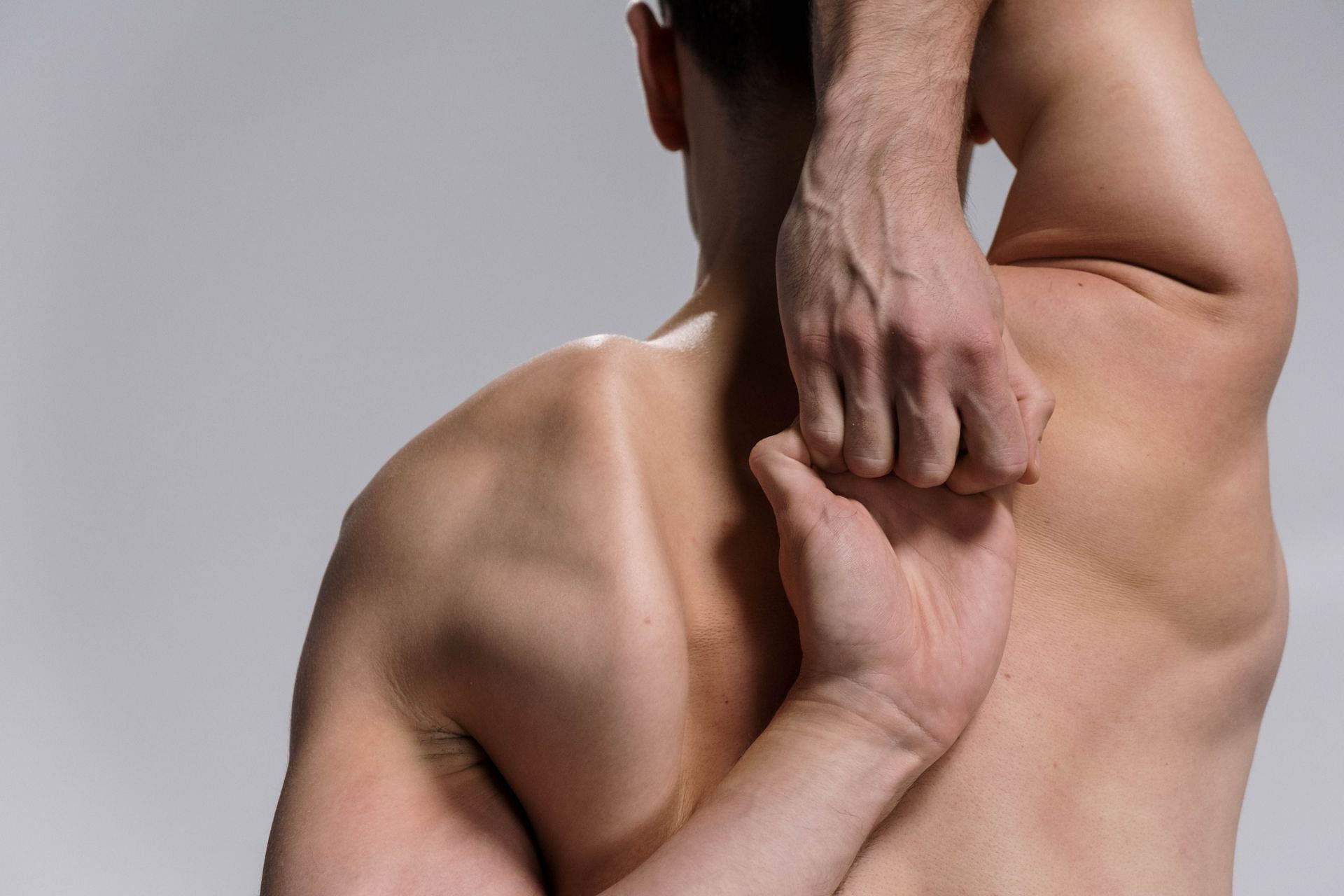 Middle back pain stretches can keep your muscles tension-free and pain-free (Image via Pexels @Cottonbro Studio)