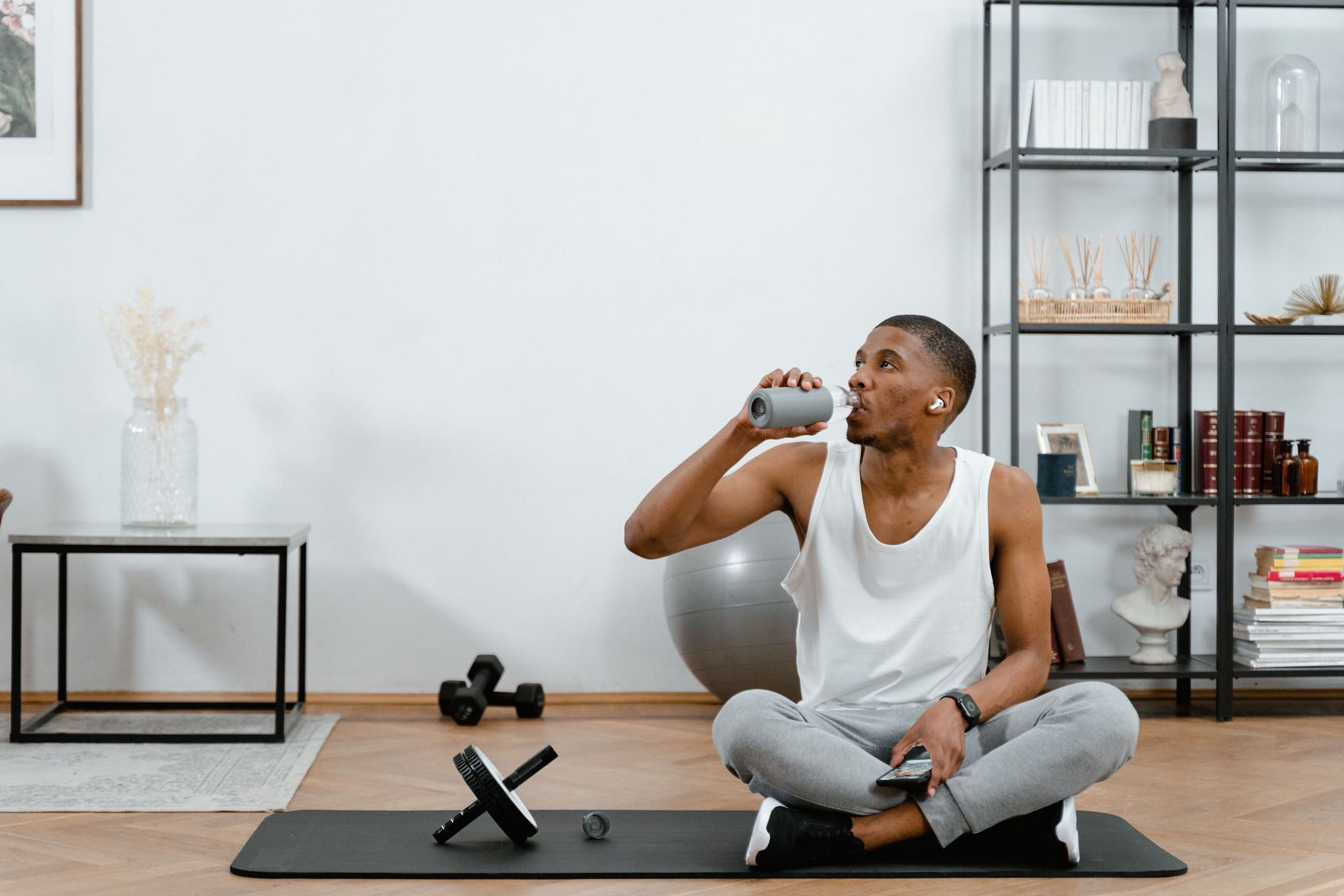 Caffeine, which is present in pre-workout, gives you greater energy and alertness for the gym. (Image via Pexels/Mart Production)