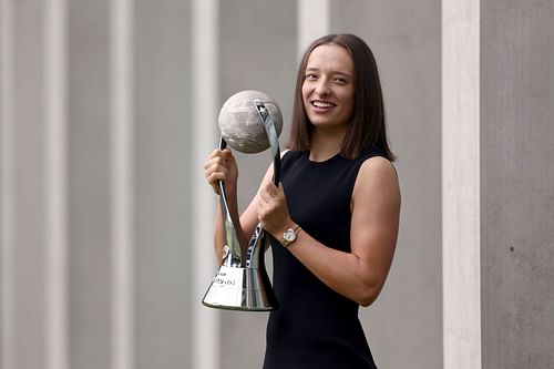 Iga Swiatek with the World No. 1 trophy