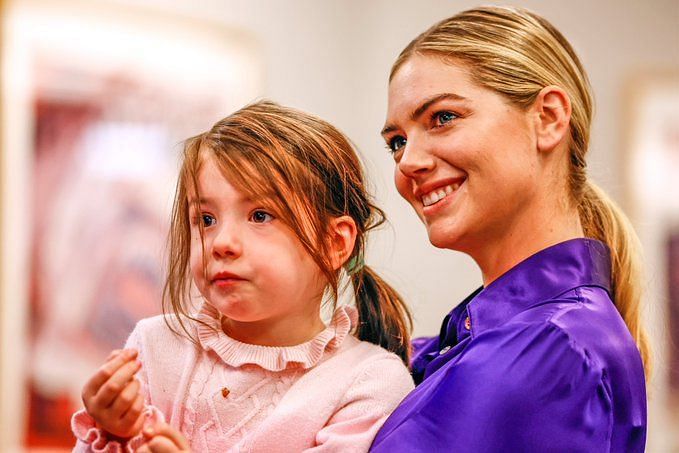 Kate Upton holding her baby daughter Genevieve Upton Verlander on the  Fotografía de noticias - Getty Images