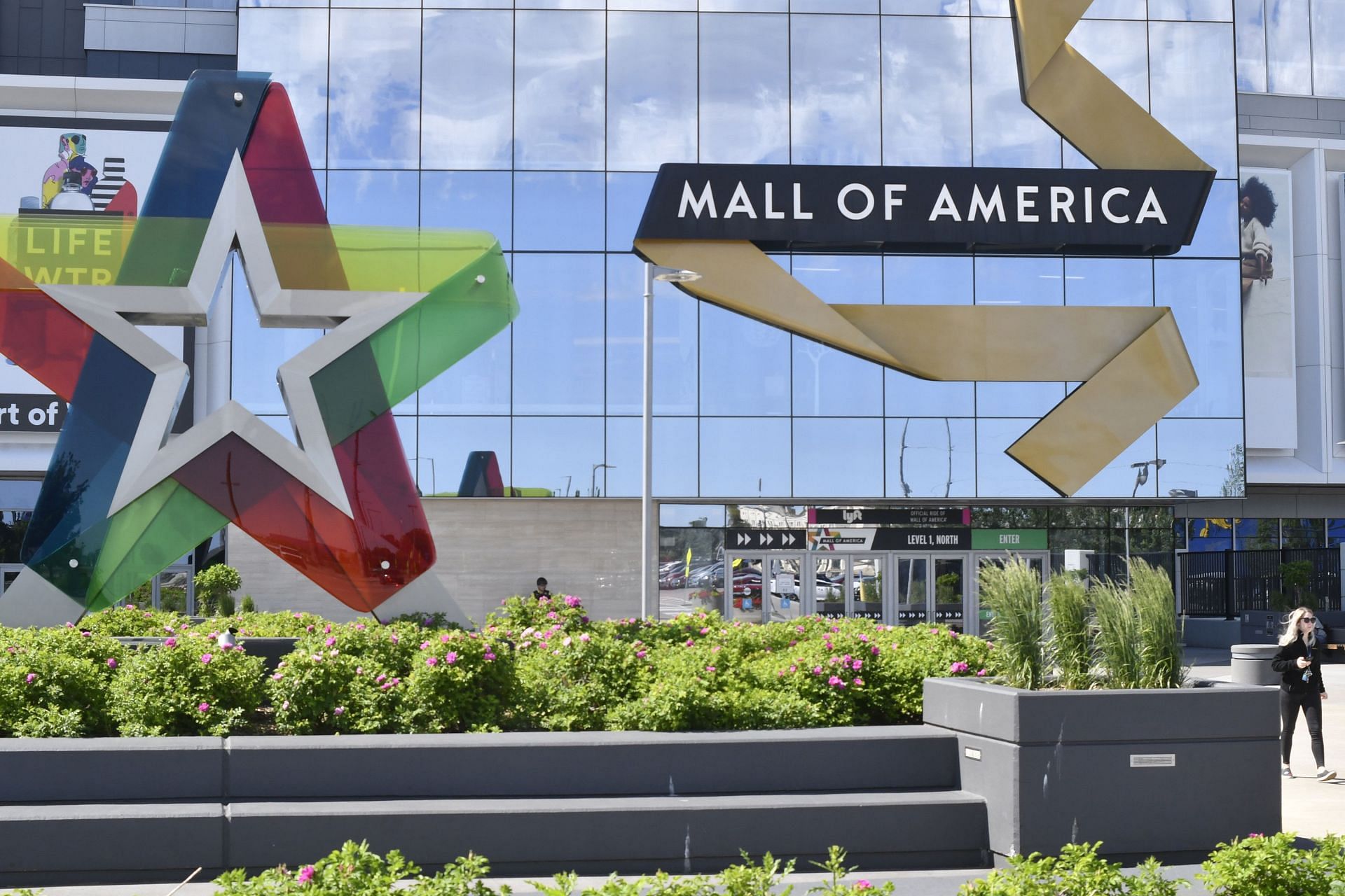 Details about Mall of America lockdown amidst alleged shooting causes a stir online explored as one killed in the shooting. (Image via Mall of America)
