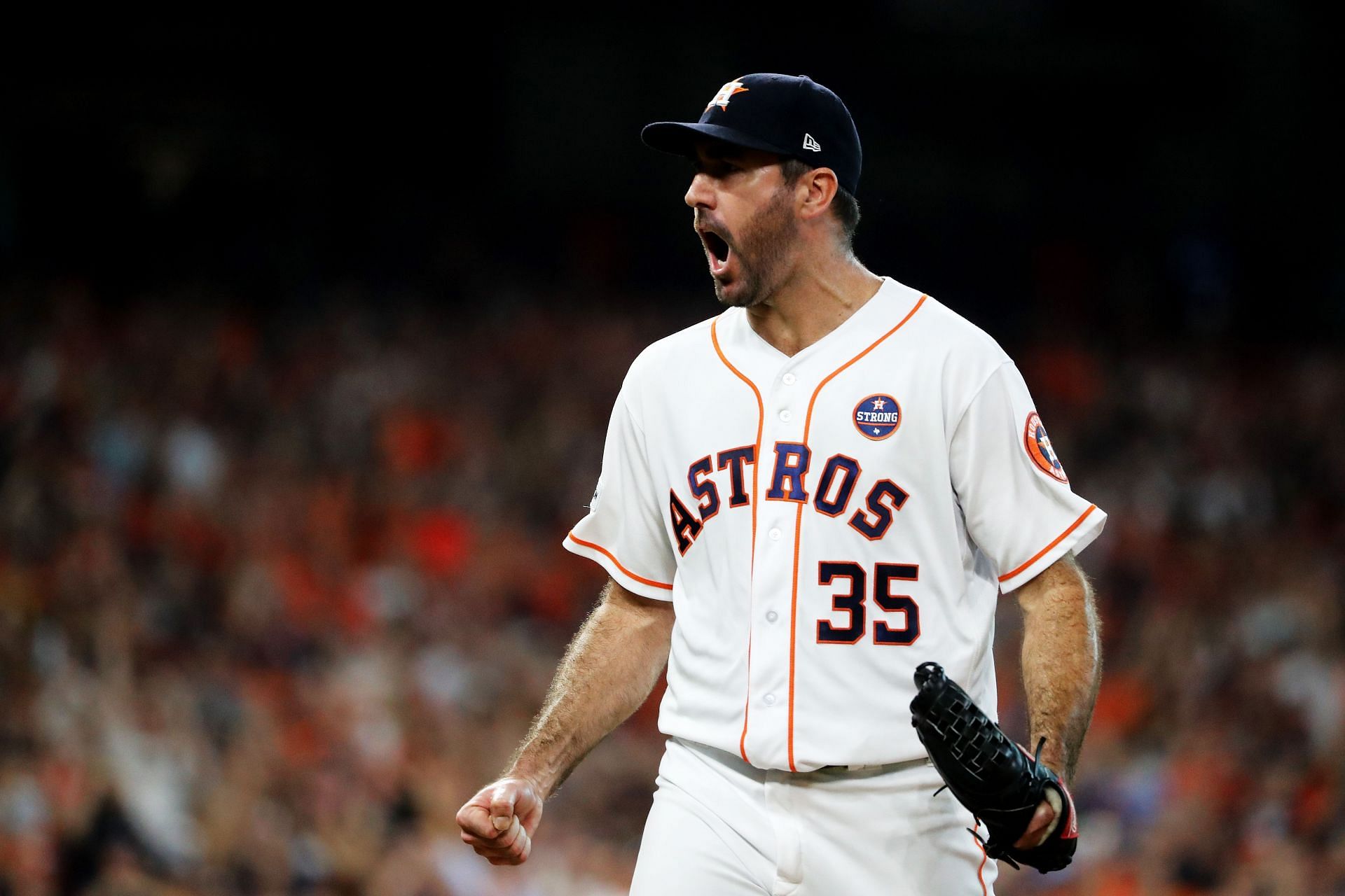 HOUSTON, TX - JUNE 19: New York Mets starting pitcher and former Houston  Astros pitcher Justin Verlander (35) stands for fans in tribute in his  honor before receiving his 2022 World Series