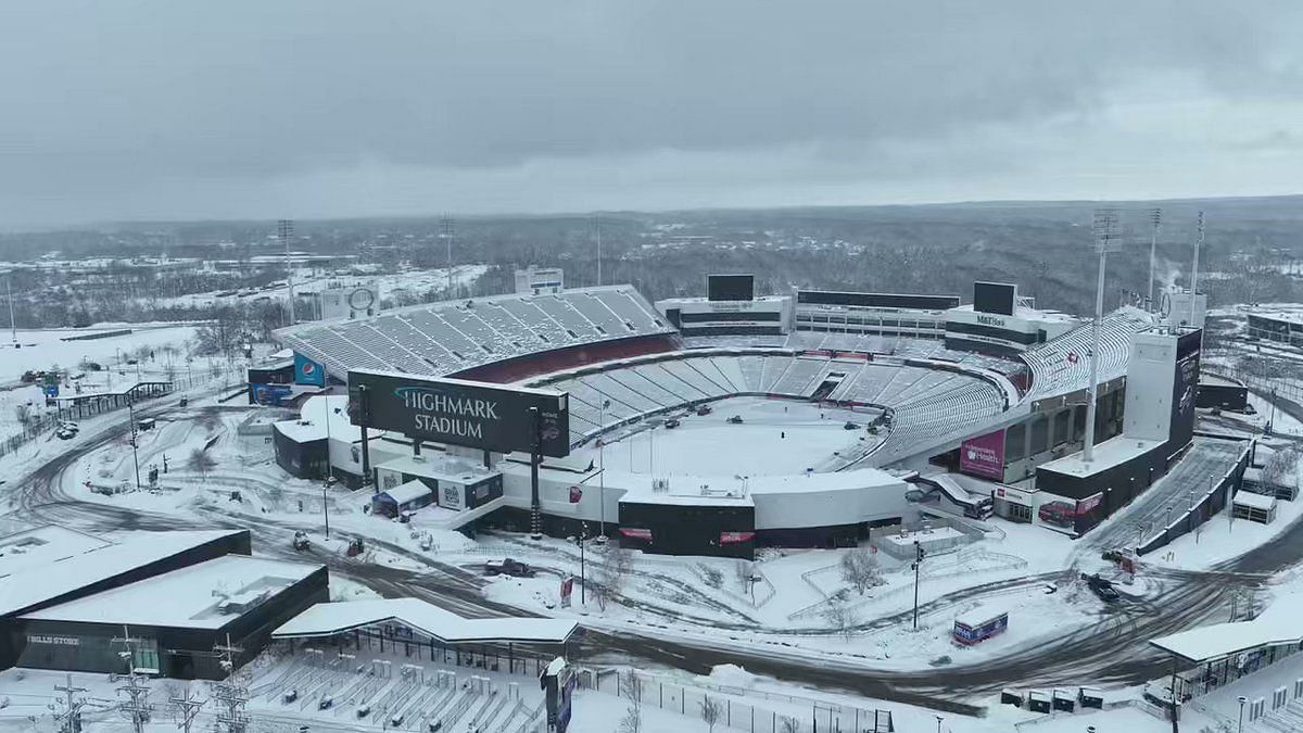 Dolphins-Bills delayed after fans throw snowballs following