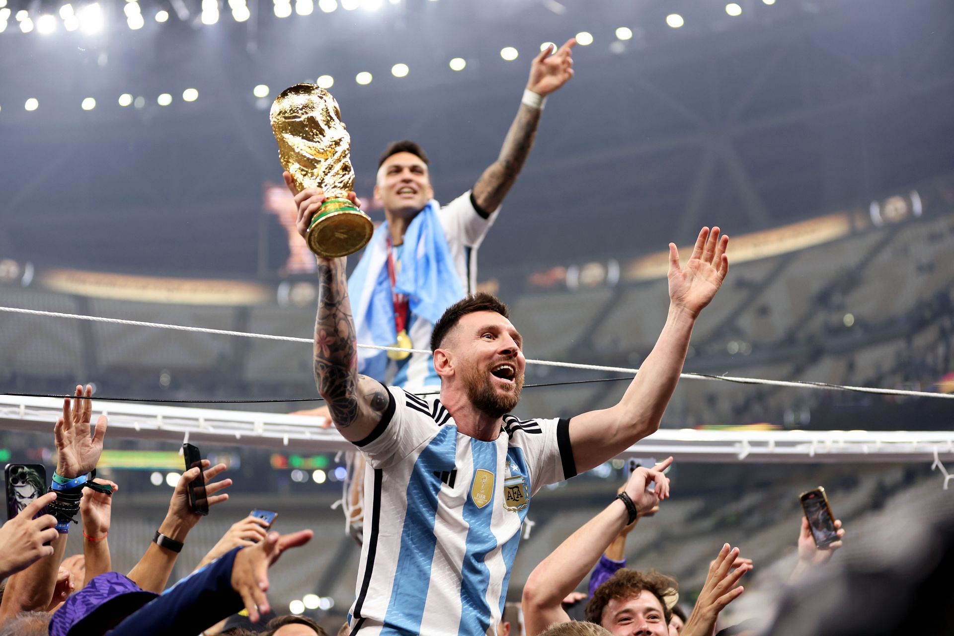 Lionel Messi merayakan setelah memenangkan trofi Piala Dunia