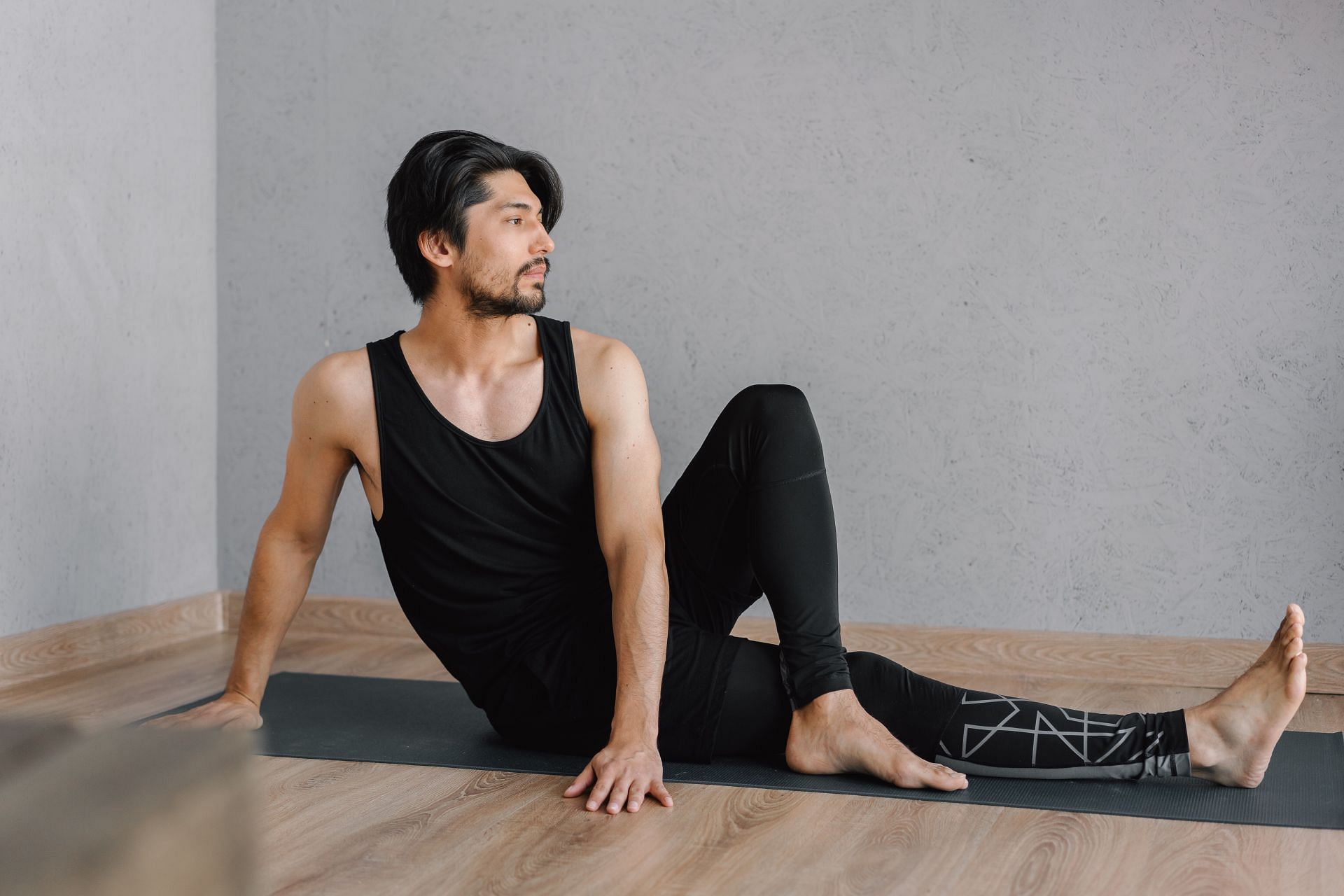 Nowadays, comfy yoga pants for men are available (Image via Pexels @Mikhail Nilov)