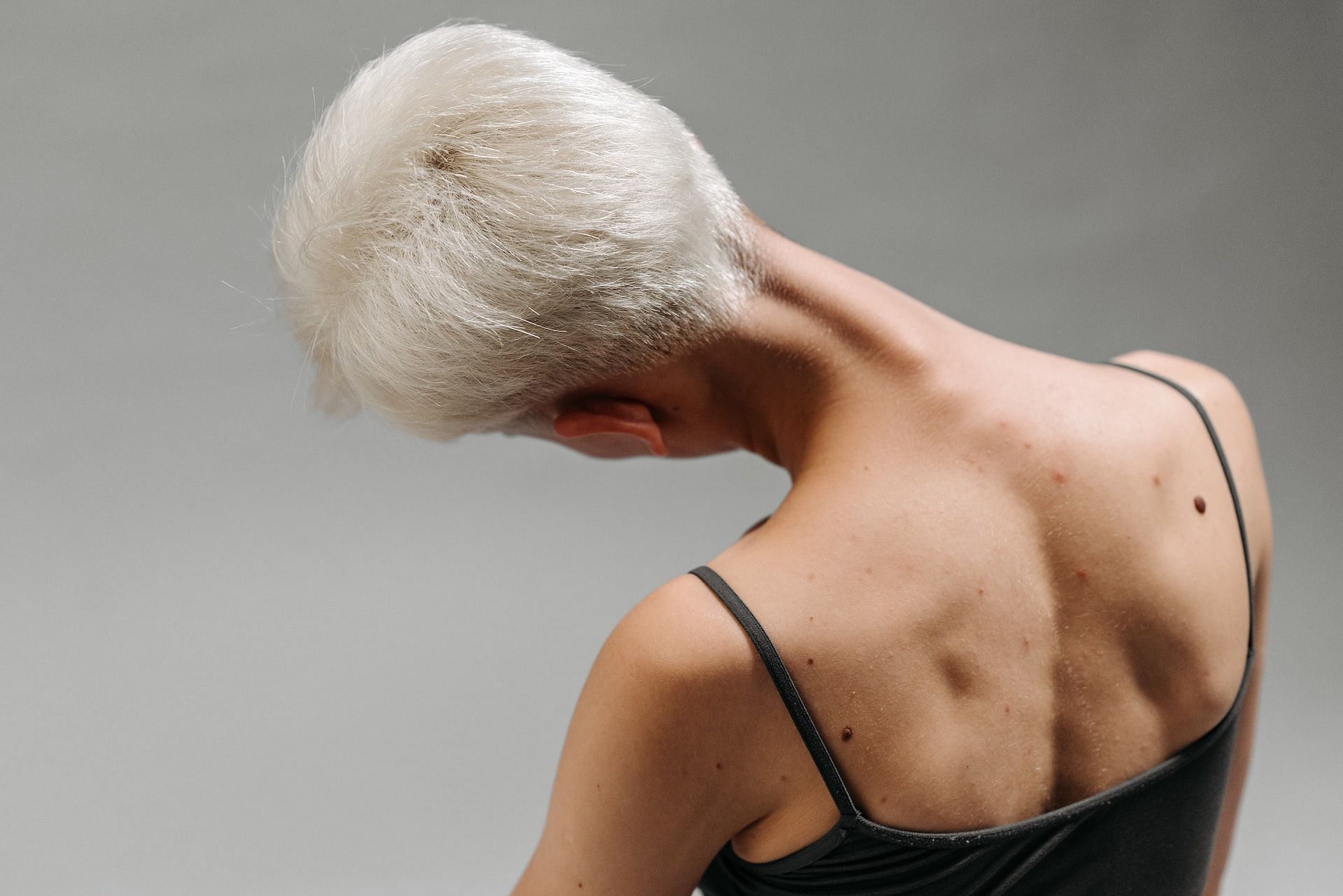 Neck circles can prevent neck and upper back pain. (Photo via Pexels/ROCKETMANN TEAM)