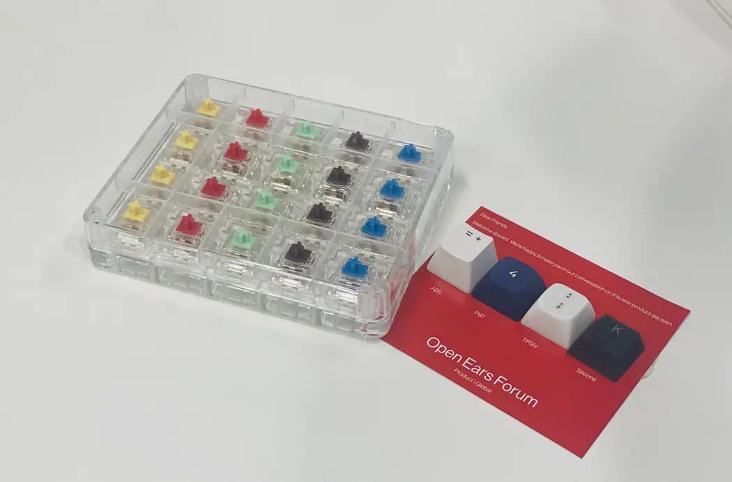 The Switch Sampler kit and the four different keycaps used in OEF (Image via OnePlus)