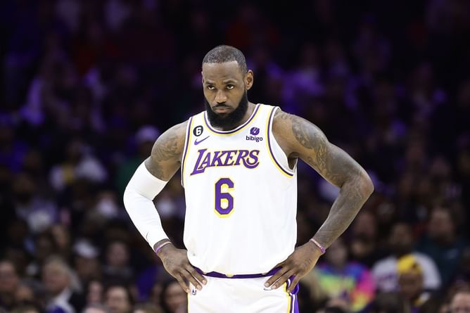 Erik Spoelstra lauds LeBron James’ capabilities playing at 38 years old: “He’s the Tom Brady of the NBA”