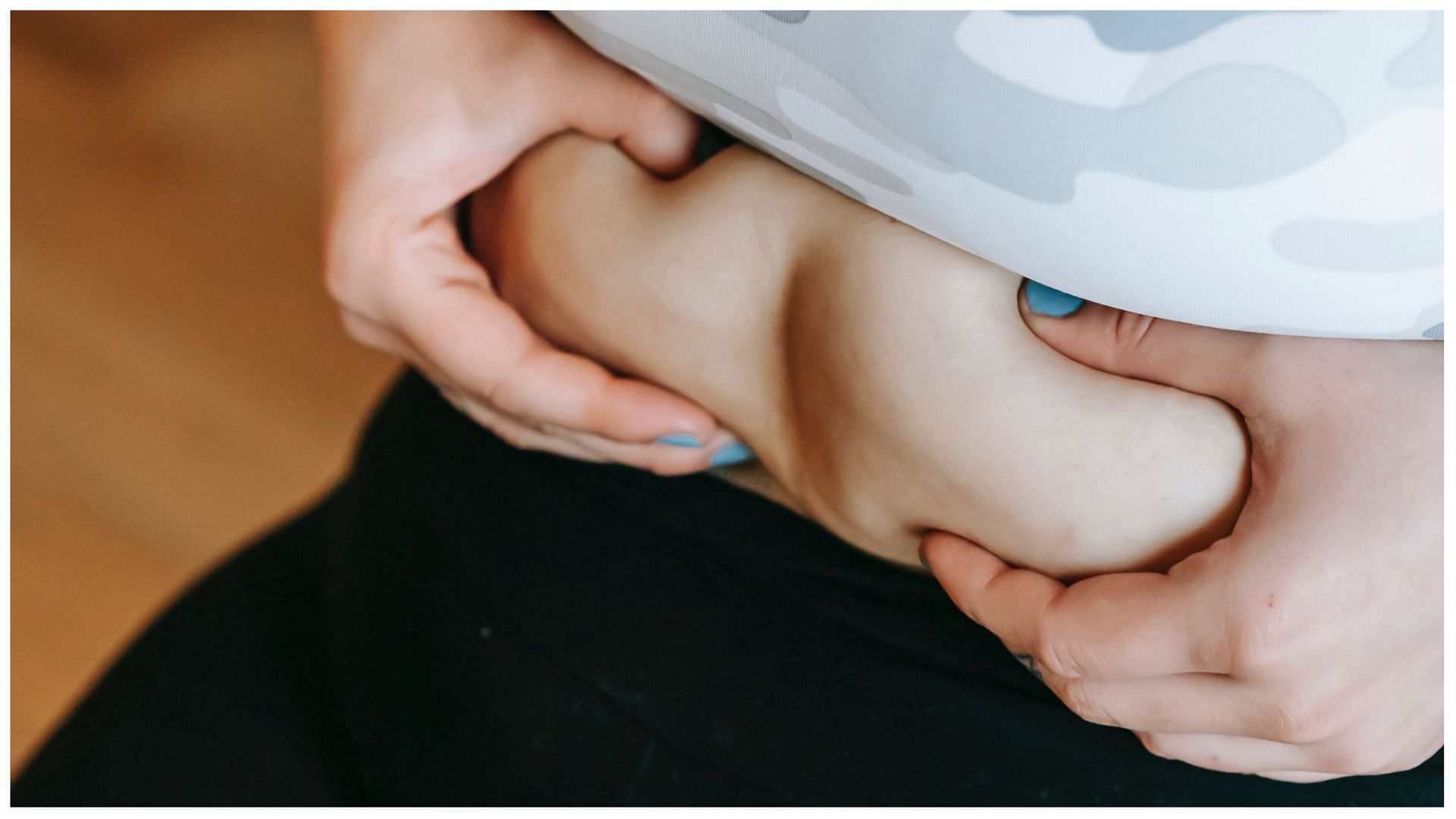 With the right diet and workout, muffin top can be reduced. (Image via Pexels / Andres Aryton)