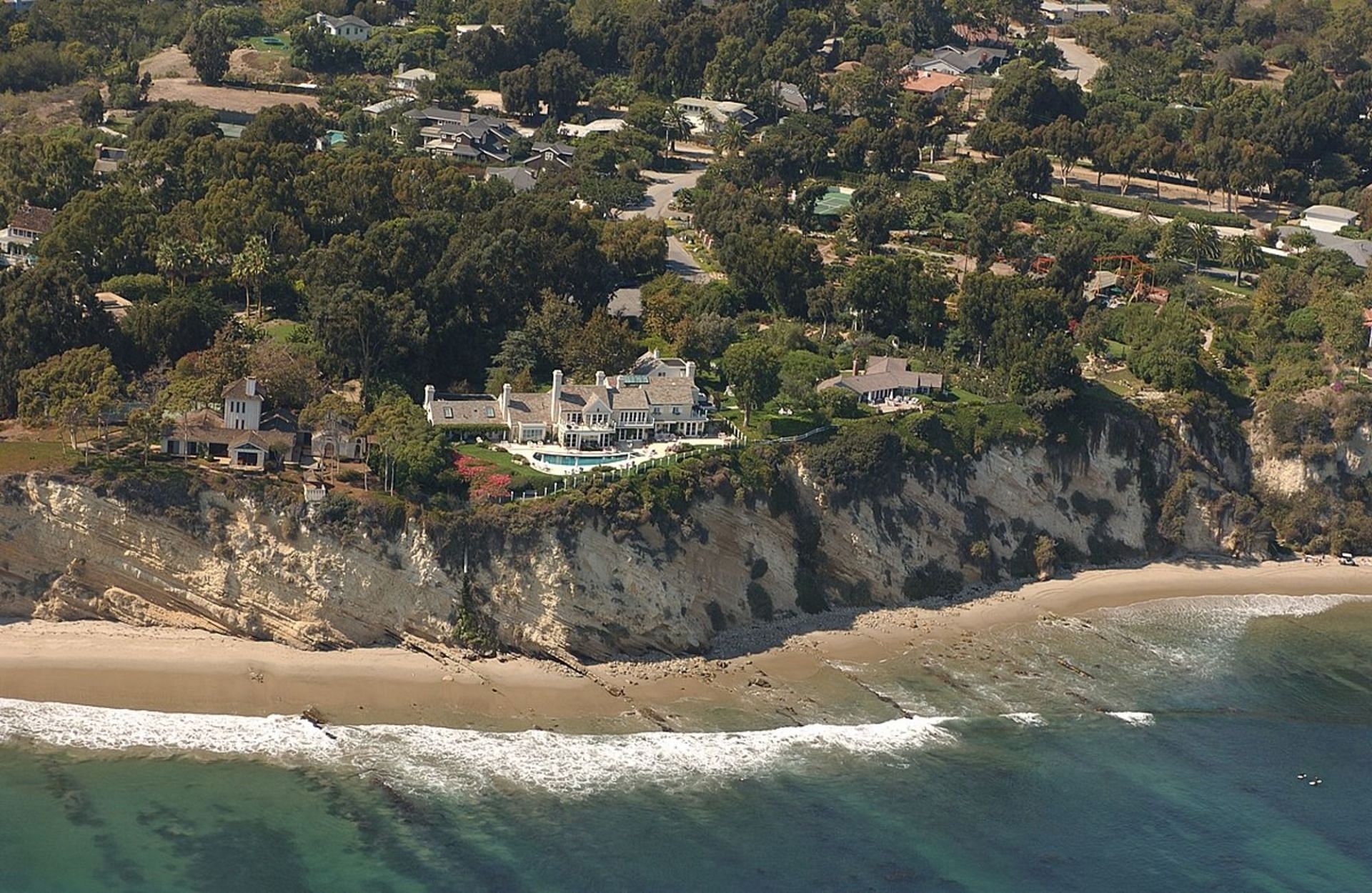 Barbra Streisand&#039;s mansion (Image via California Coastline)