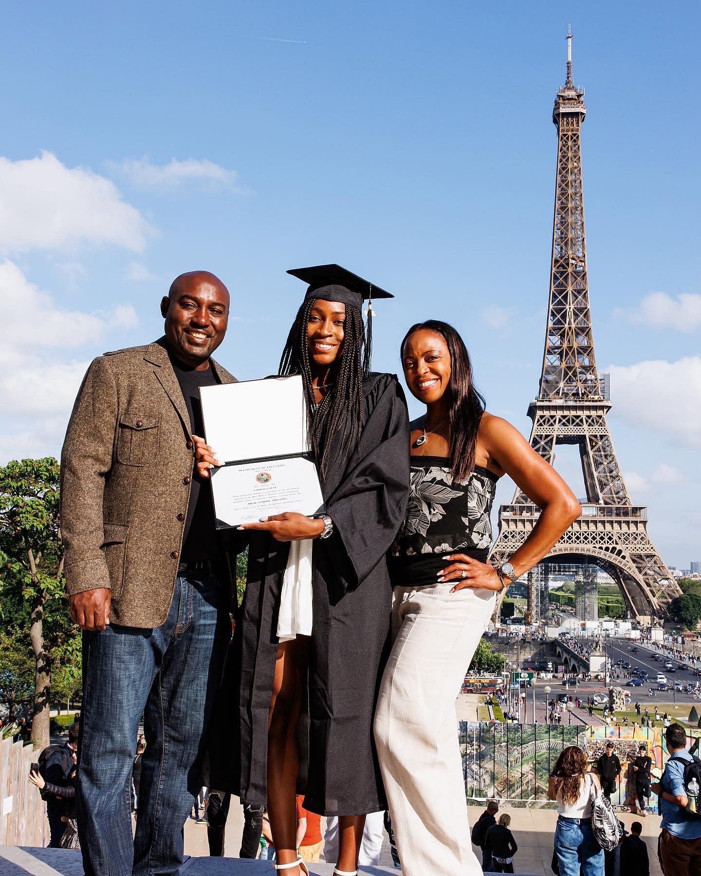 Gauff celebrates her high-school graduation with her family in Paris (PC - Coco Gauff - Twitter)