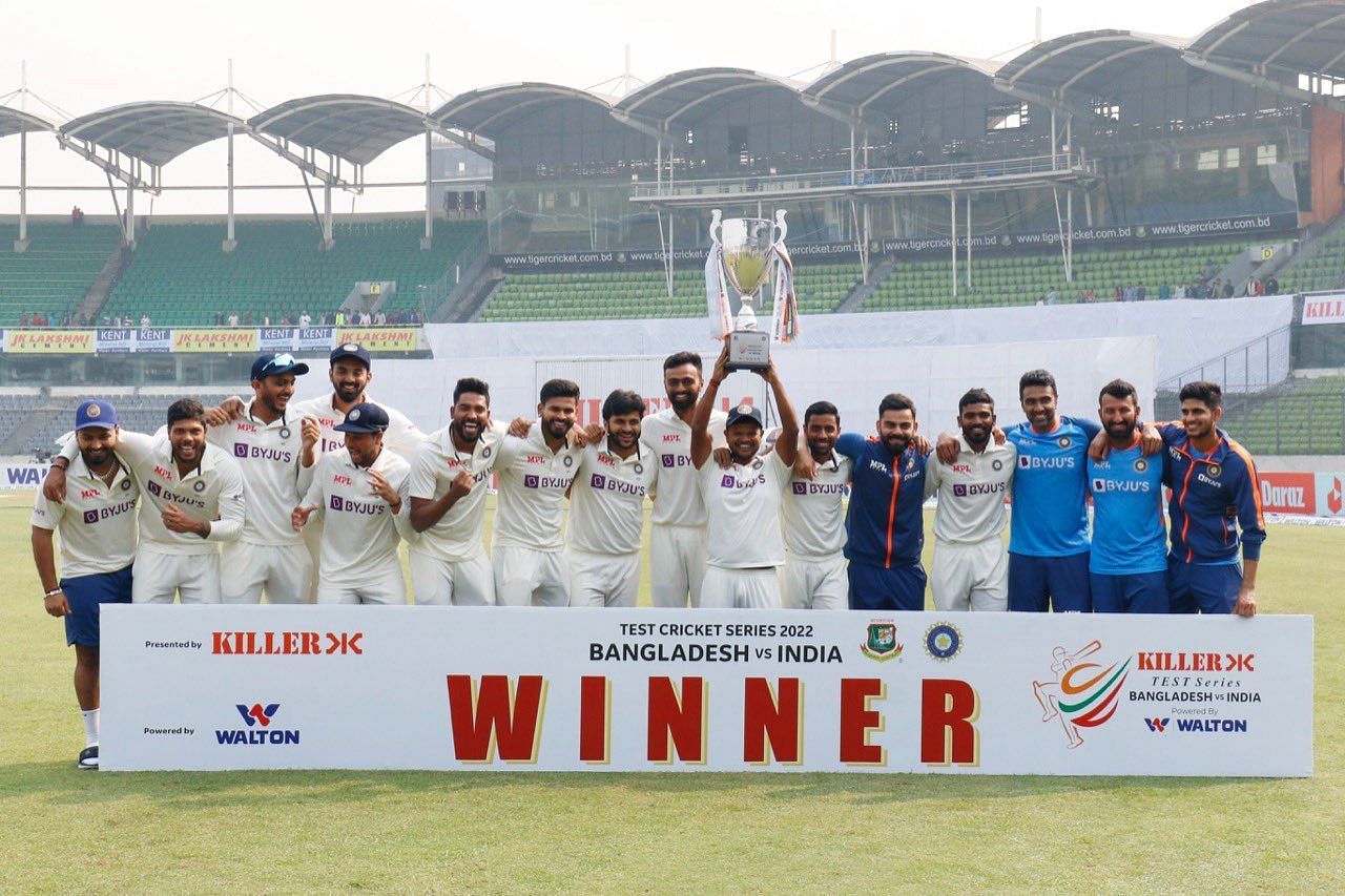 सीरीज जीतने का जश्न मनाती हुई भारतीय टीम 