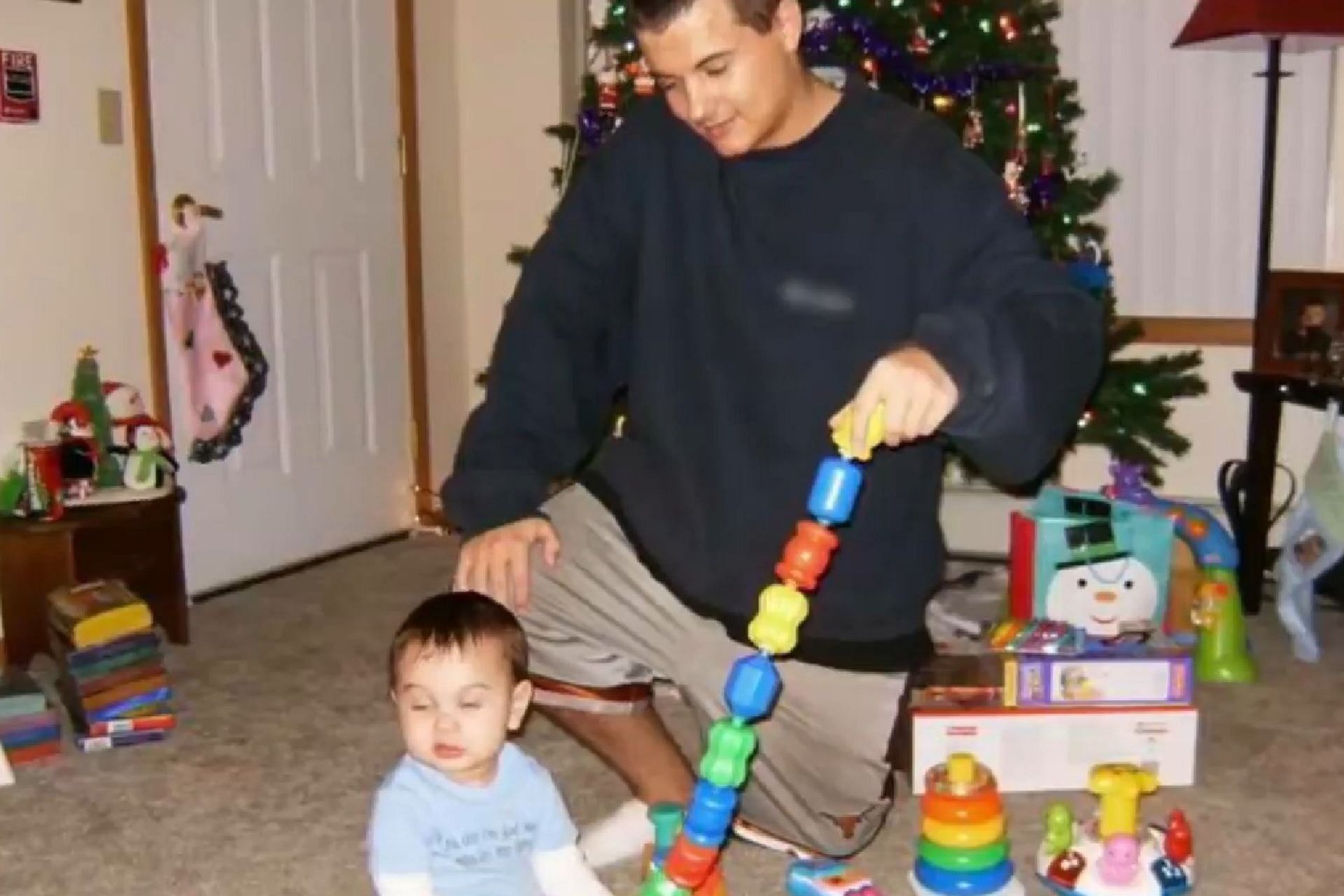 Gabriel Campos pictured playing with his young son (Image via @CrimesReais/Twitter)
