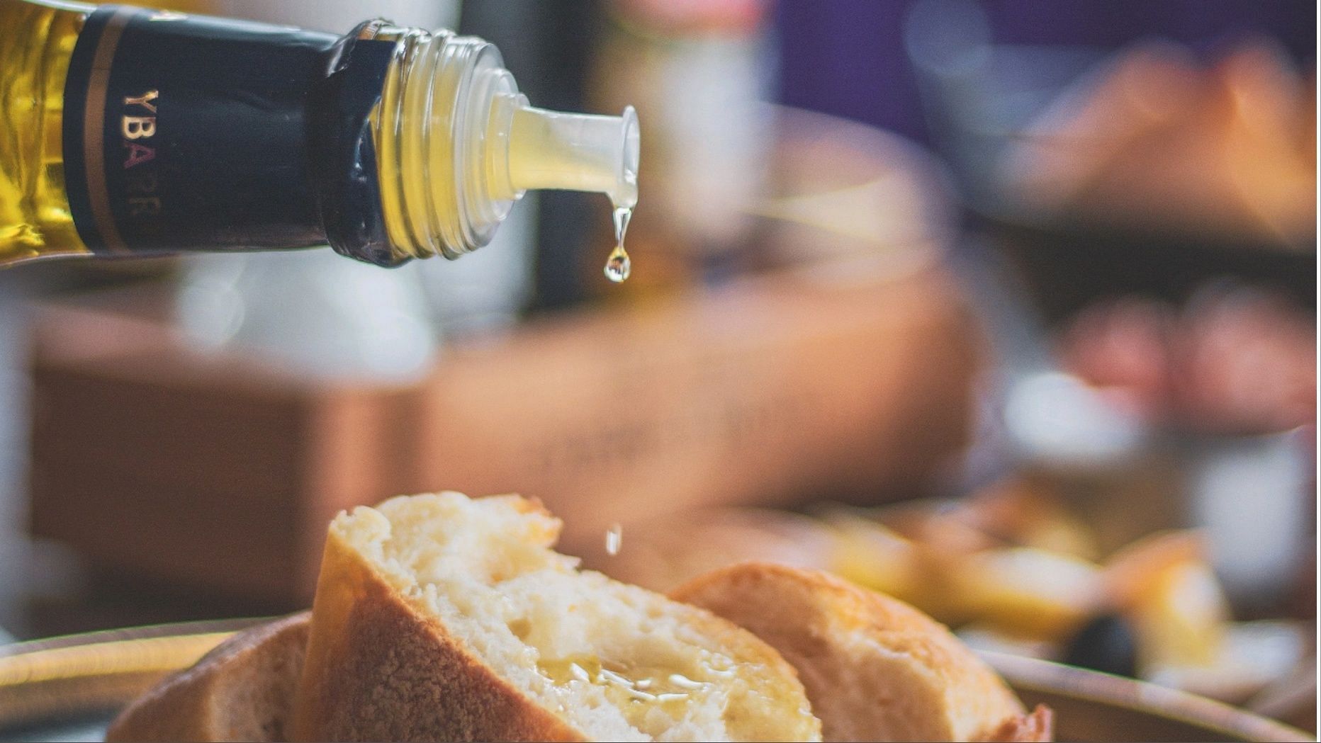 Adding MCT oil to your meals will help boost appetite (Image via Pexels)