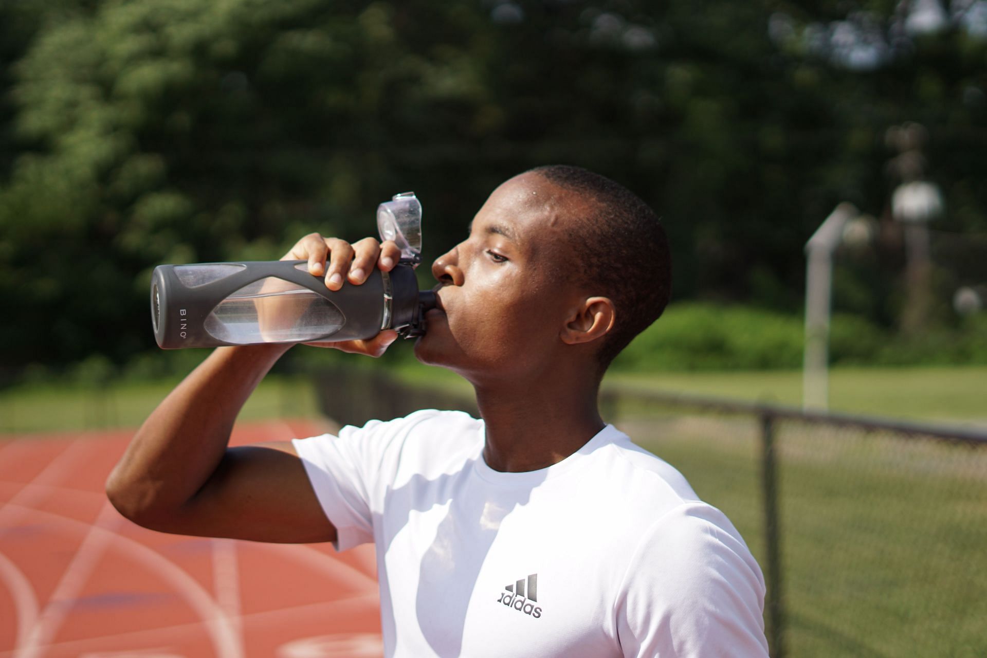 Drink plenty of water to war off signs of dehydration. (Image via Unsplash/ Migel Msipa)