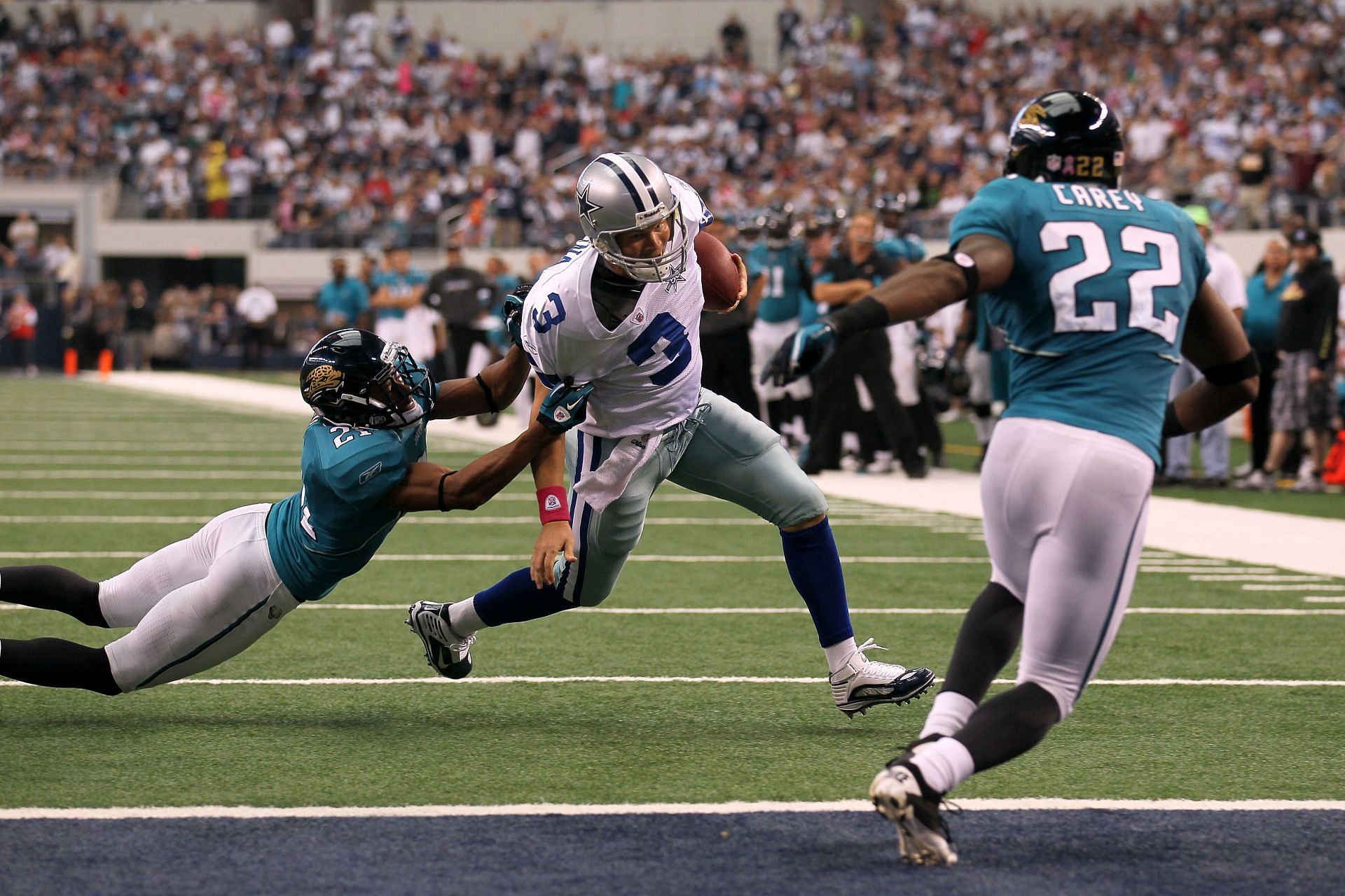 Jon Kitna scores a touchdown for the Dallas Cowboys