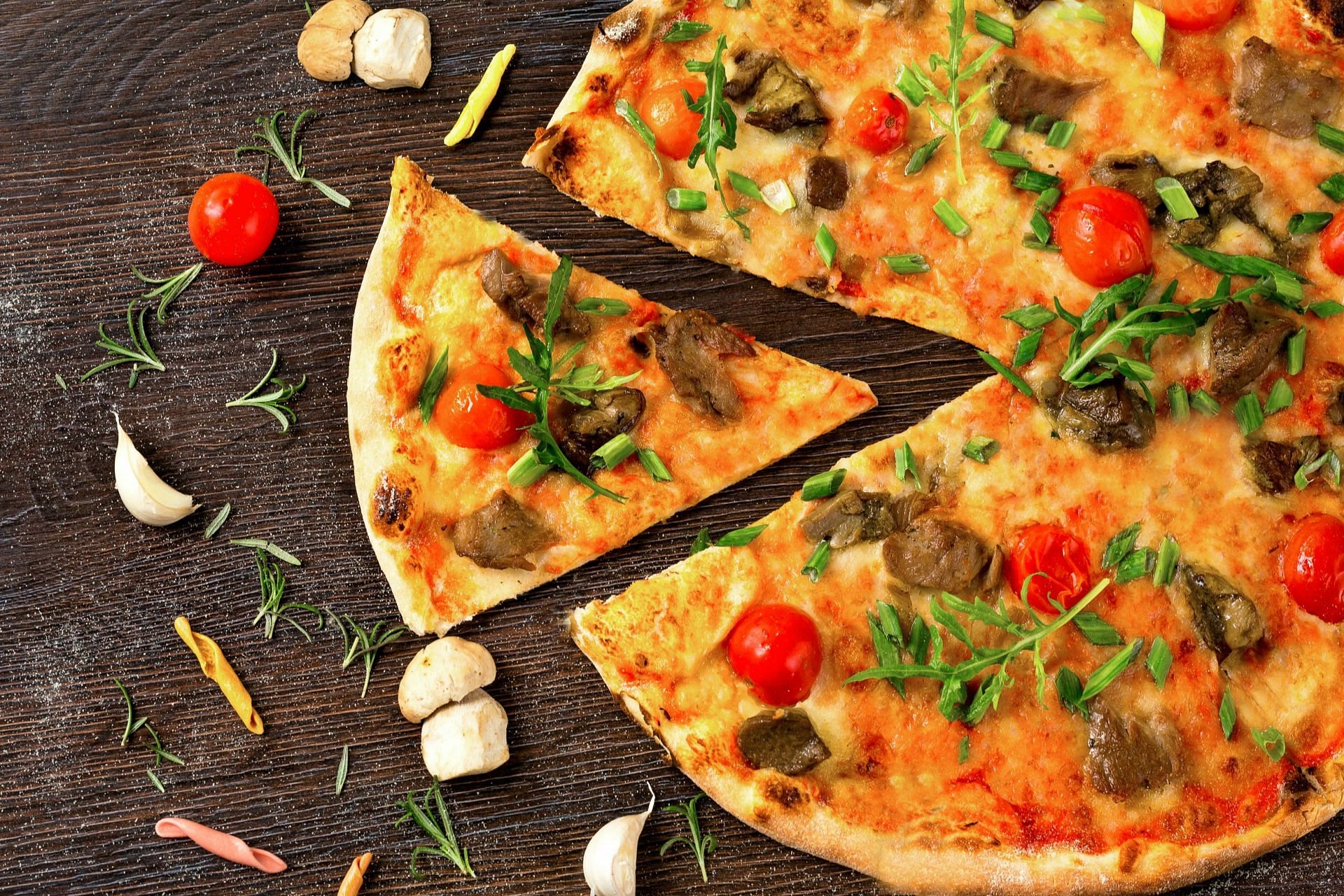 A thin crust pizza has lower calories than a cheese burst one (Image via Unsplash/Vitalii Chernopyskyi)