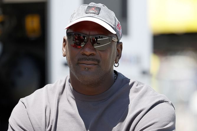 John Salley reveals his Detroit Pistons teammates were mad at him for shaking Michael Jordan's hands after losing: "Ask me how many f***s I give"