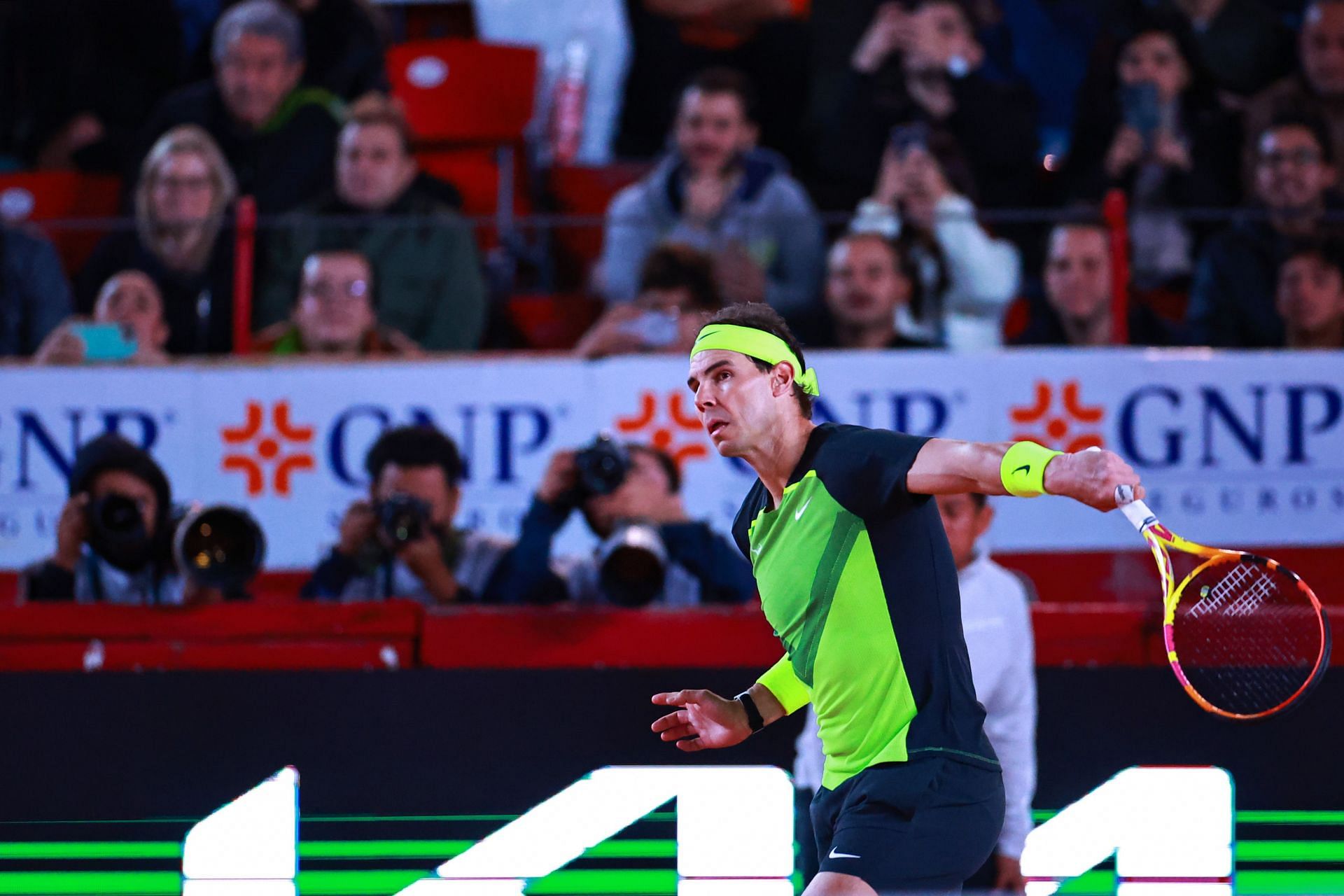 Rafael Nadal de España mira durante el partido