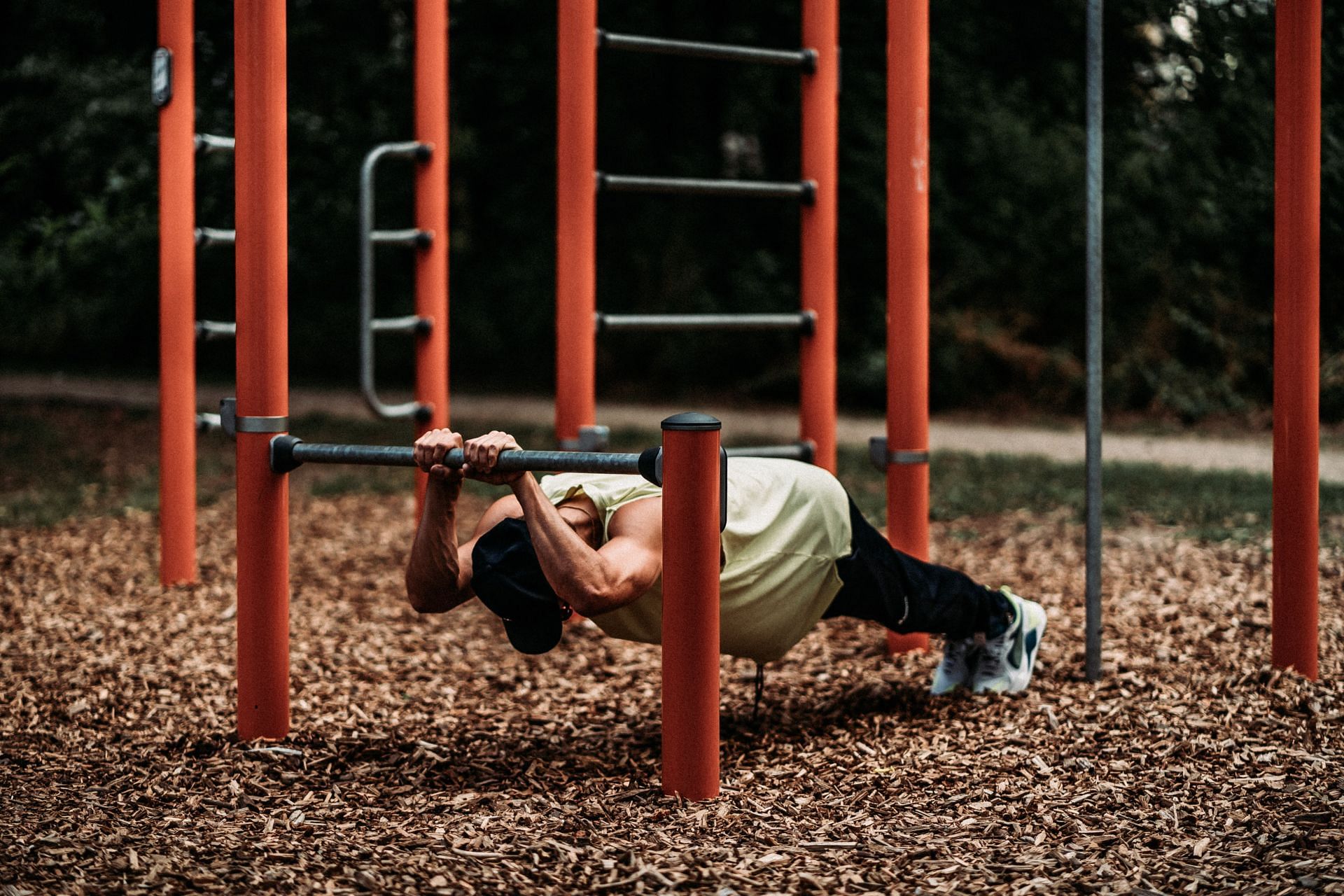 Inverted exercise as an chin-up alternative. (Image via Pexels/Niko Twisty)