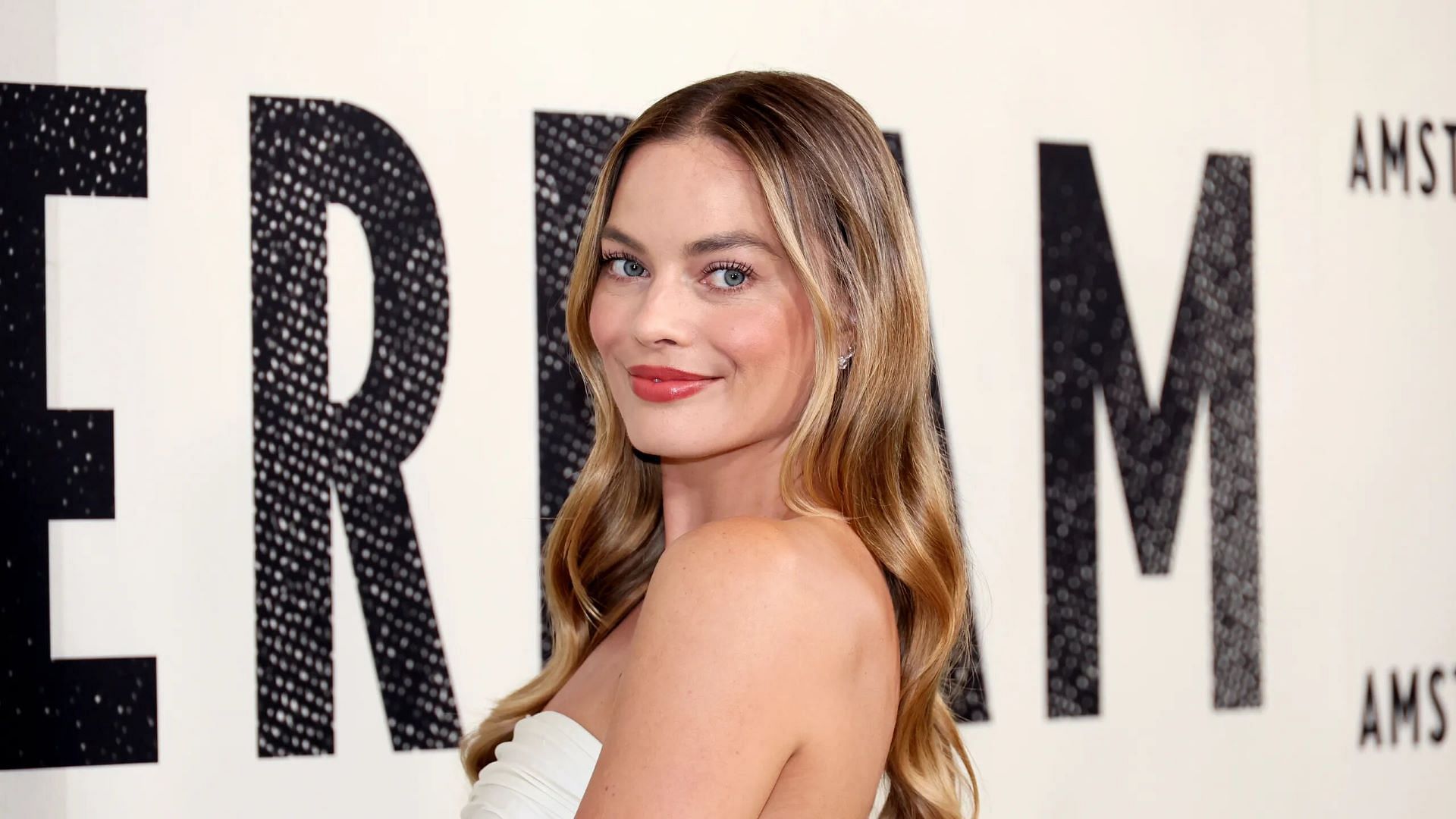 Margot Robbie at an event for Amsterdam (image via Dia Dipasupil/Getty Images)