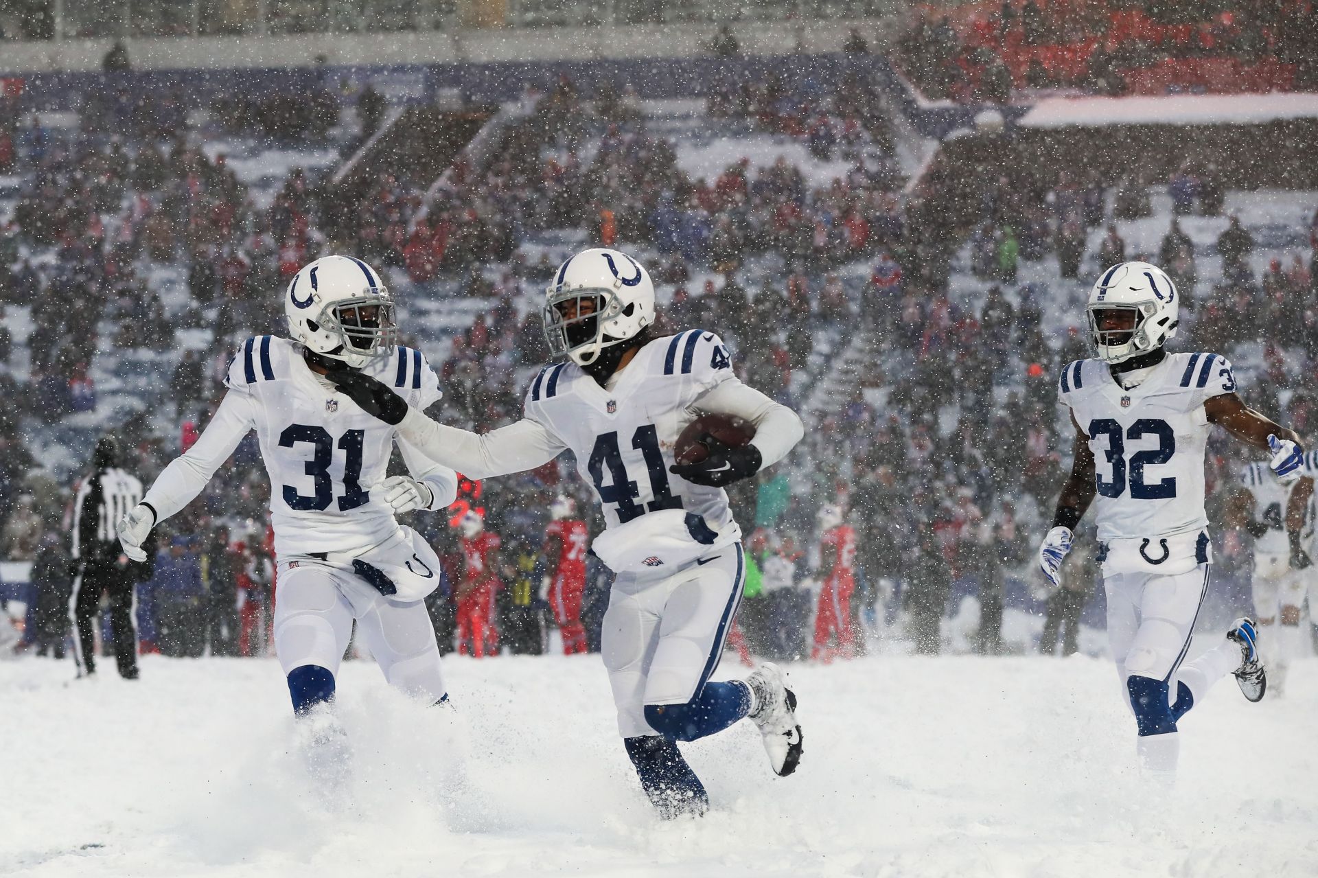 How Do NFL Players Stay Warm In Extreme Cold?