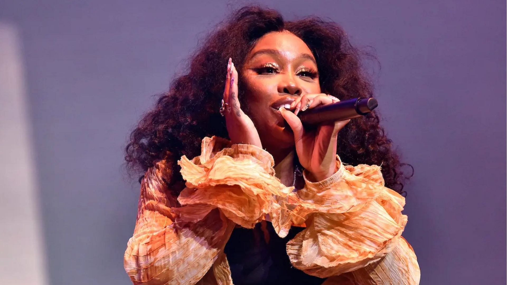 SZA has announced a tour in support of her new album. (Image via Getty)