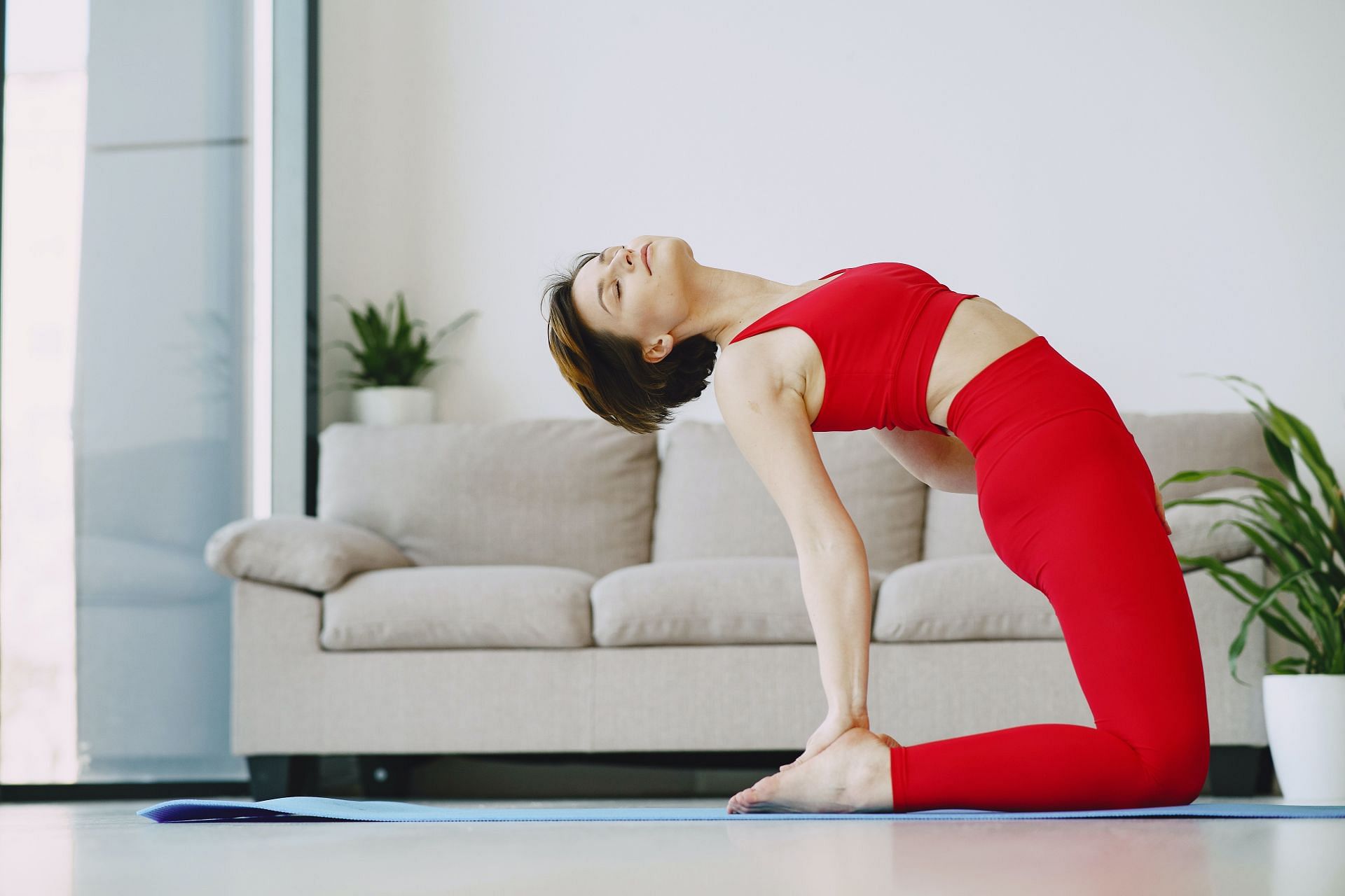 A good psoas stretch will keep your iliopsoas muscle loose and flexible (Image via Pexels @ Gustavo Fring)
