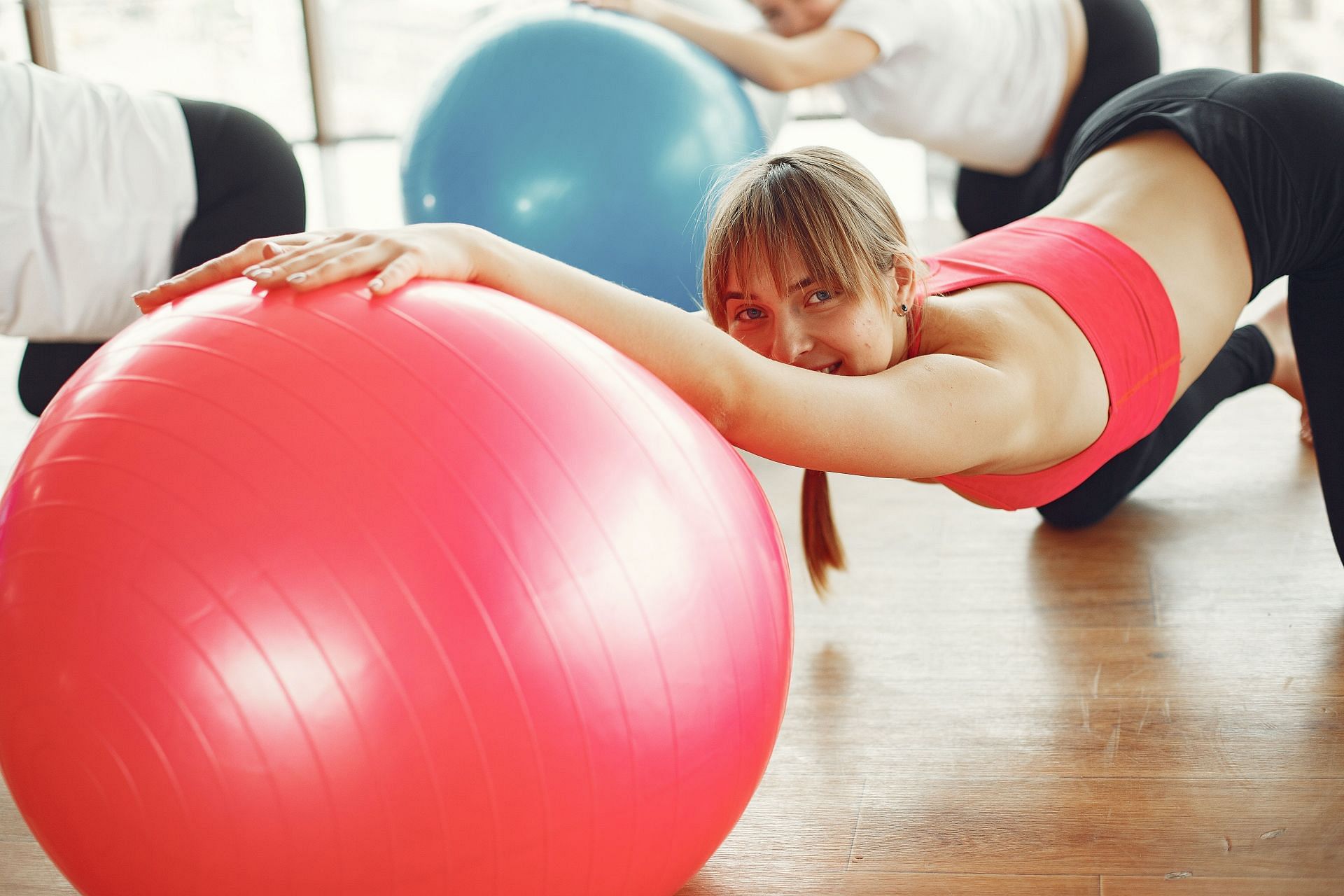 Standing roll outs are a good beginner-level exercise to work out your core (Image via Pexels@Gustavo Fring)