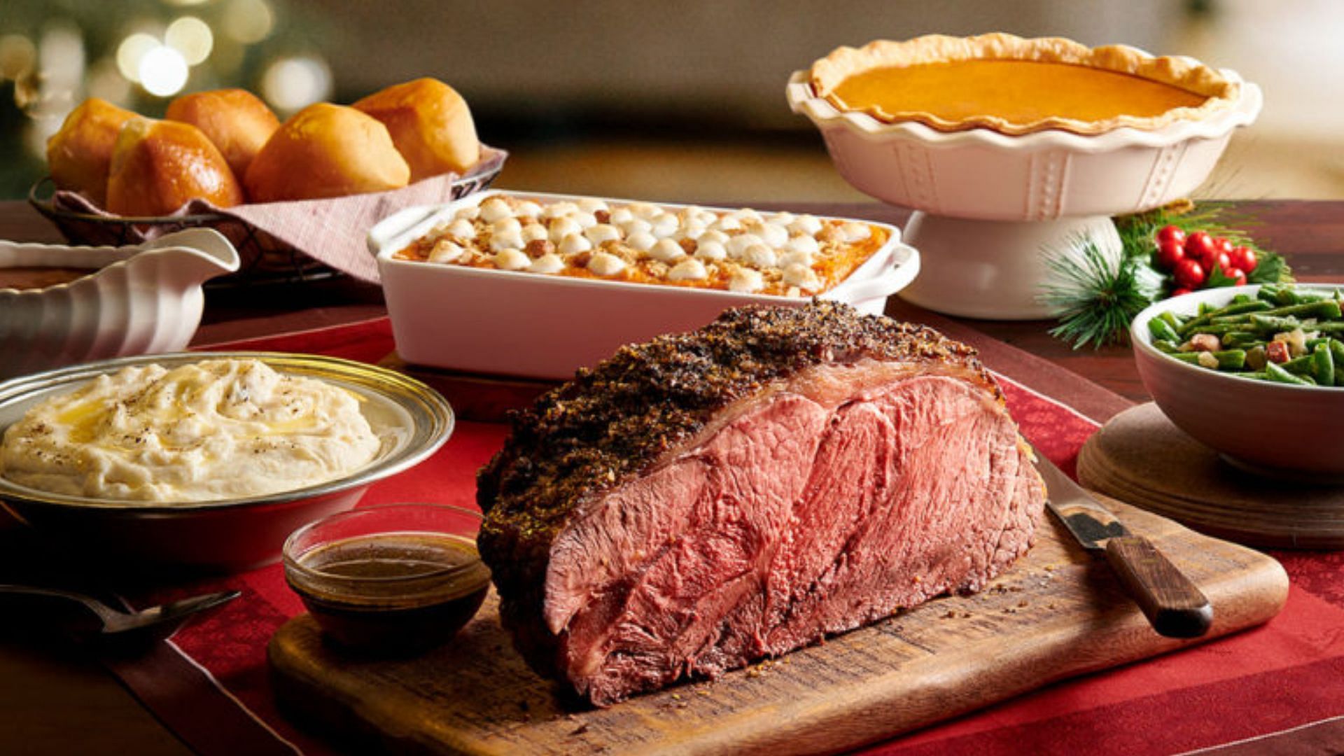 Holiday Roast Beef Meal (Image via Golden Corral)