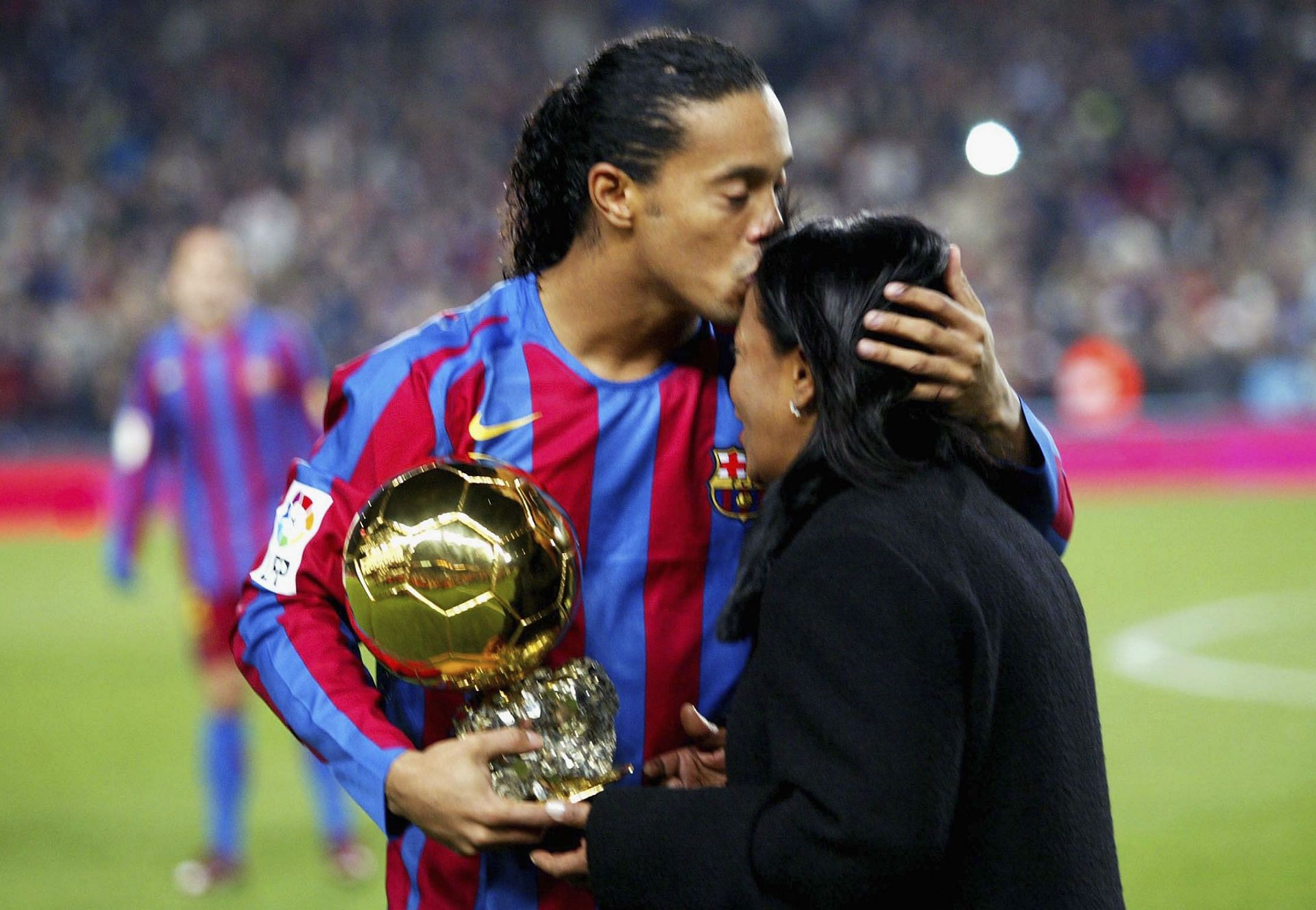Ronaldinho with his mother — Barcelona v Sevilla