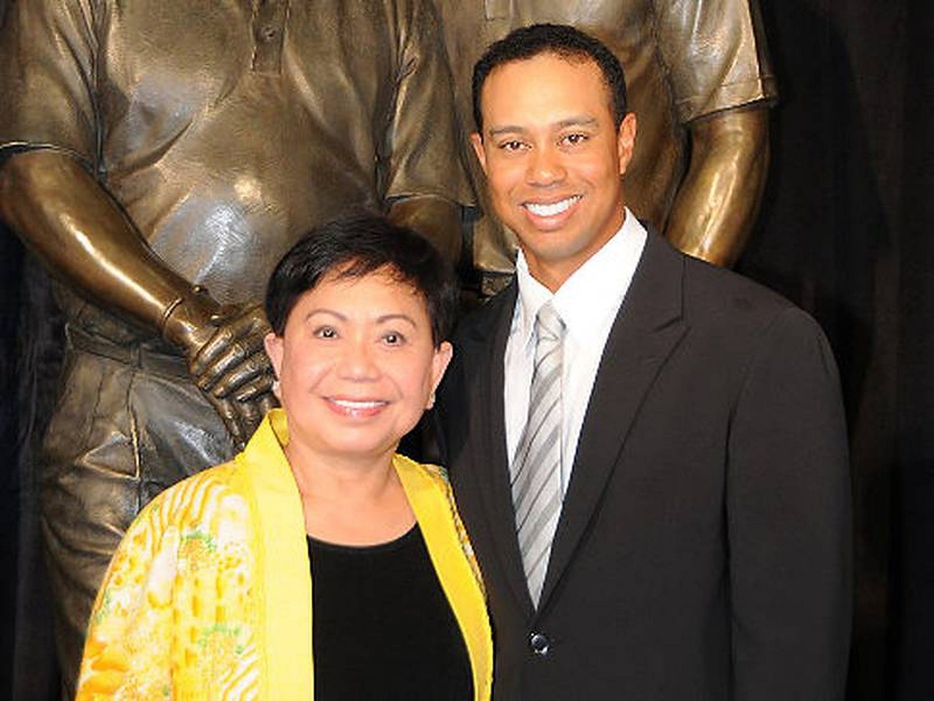 Tiger Woods with his mother (Image via WireImage/Cohen)