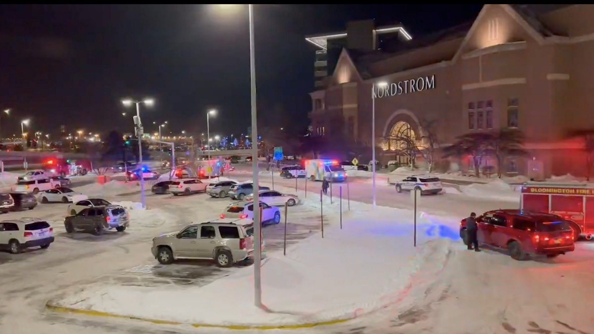 Scene outside the Mall of America after a victim was shot inside the mall (Image via Allen Henry/Twitter)