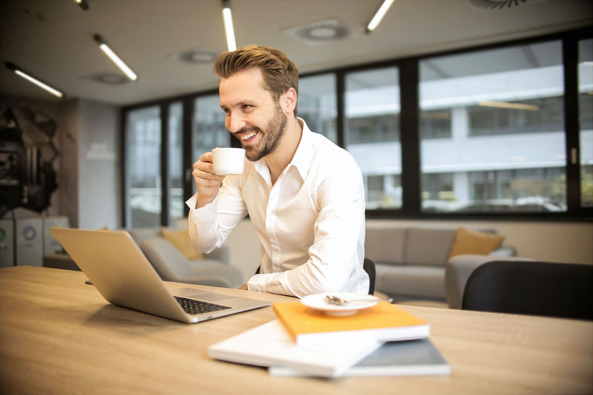 Desk exercises help in relieving body stiffness. (Image via Pexels/ Andrea Piacquadio)