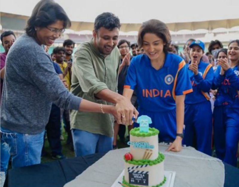 Anushka Sharma and Jhulan Goswami cut a cake to celebrate the wrap of Chakda Xpress.
