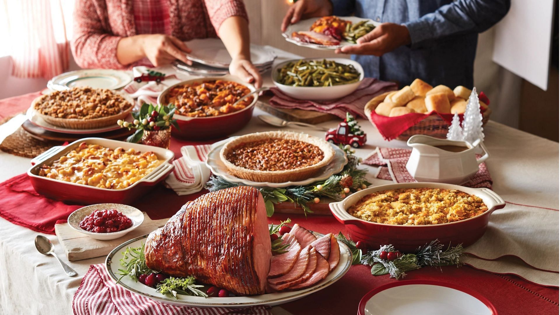 feed 8-10 people with the Holiday Ham Heat n&rsquo; Serve Feast (Image via Cracker Bārrel)