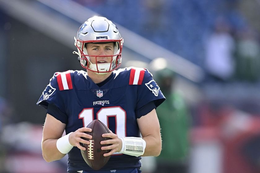 New England Patriots quarterback Mac Jones (10) warms up before