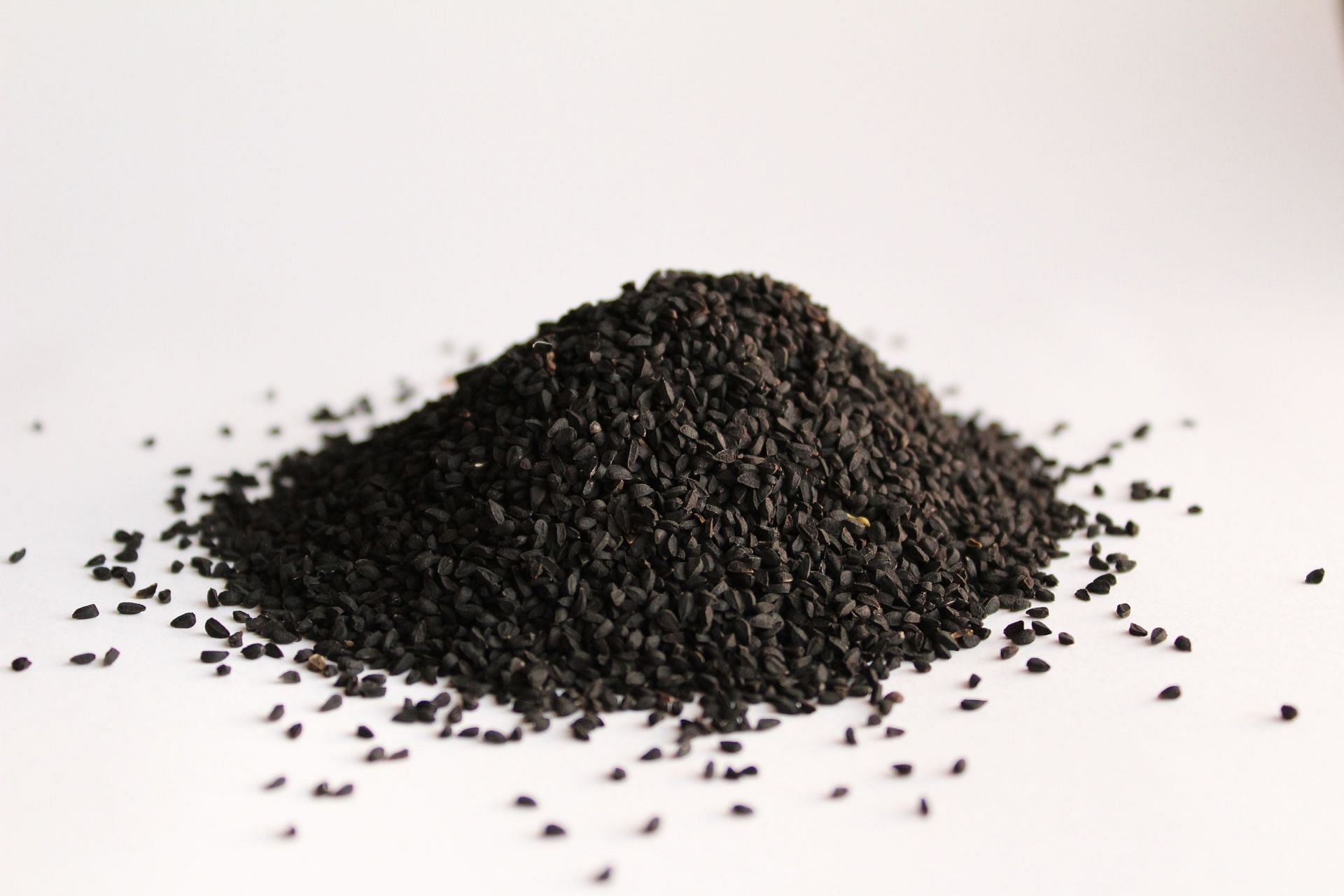 Black seed oil has been used since ages for its many health benefits (Image via Unsplash @Mockupo Gukzhjmfero)