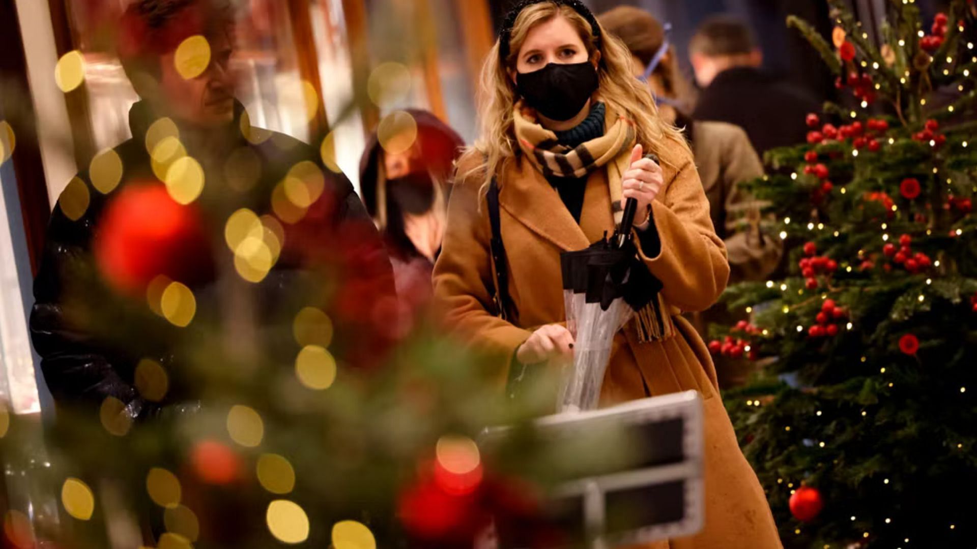 Many grocery stores will be open for limited hours on Christmas Day(Image via AFP/Getty)