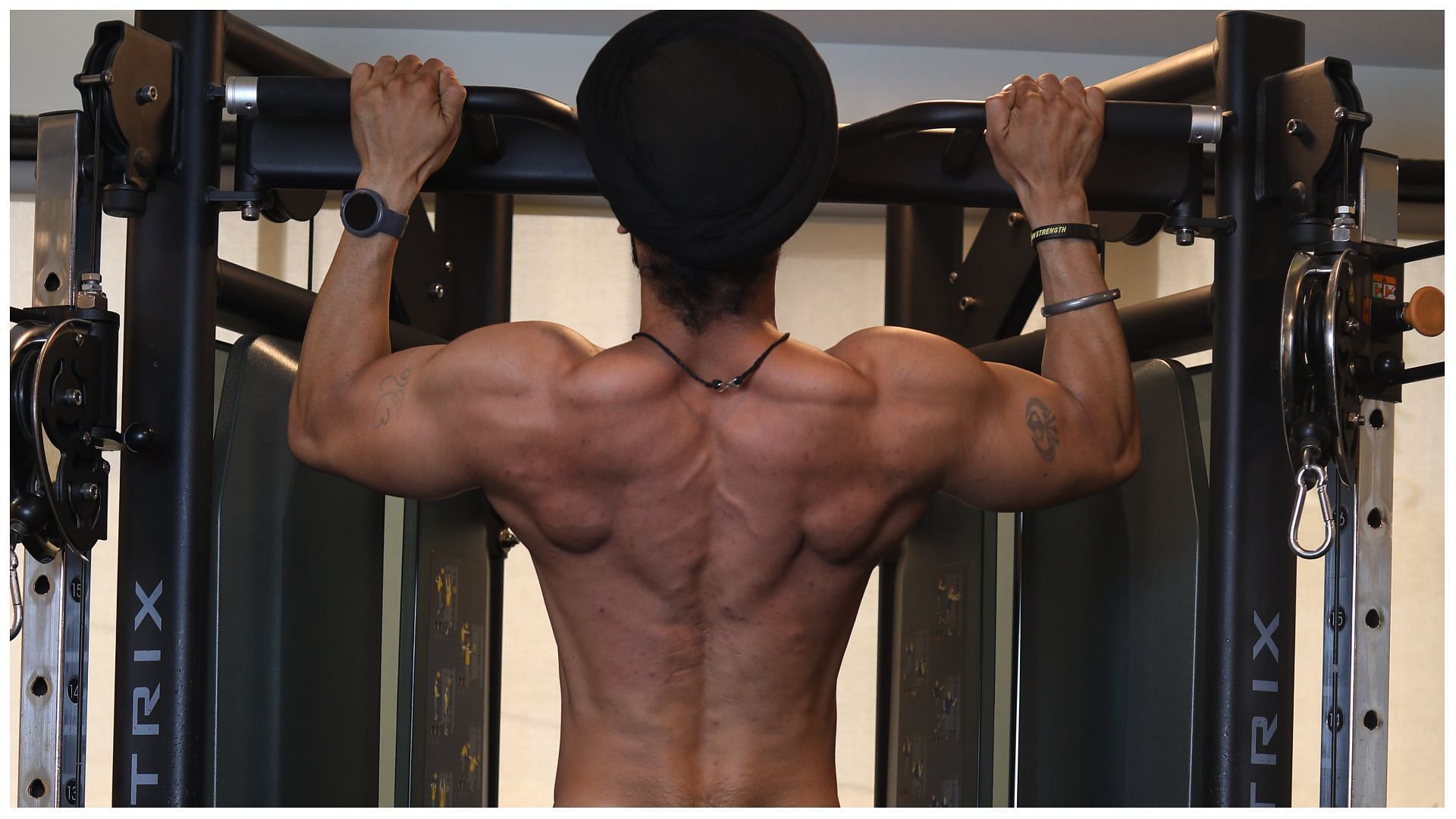 Best upper back exercises for defined shoulders and arms. (Image via Unsplash/Amol Sonar)